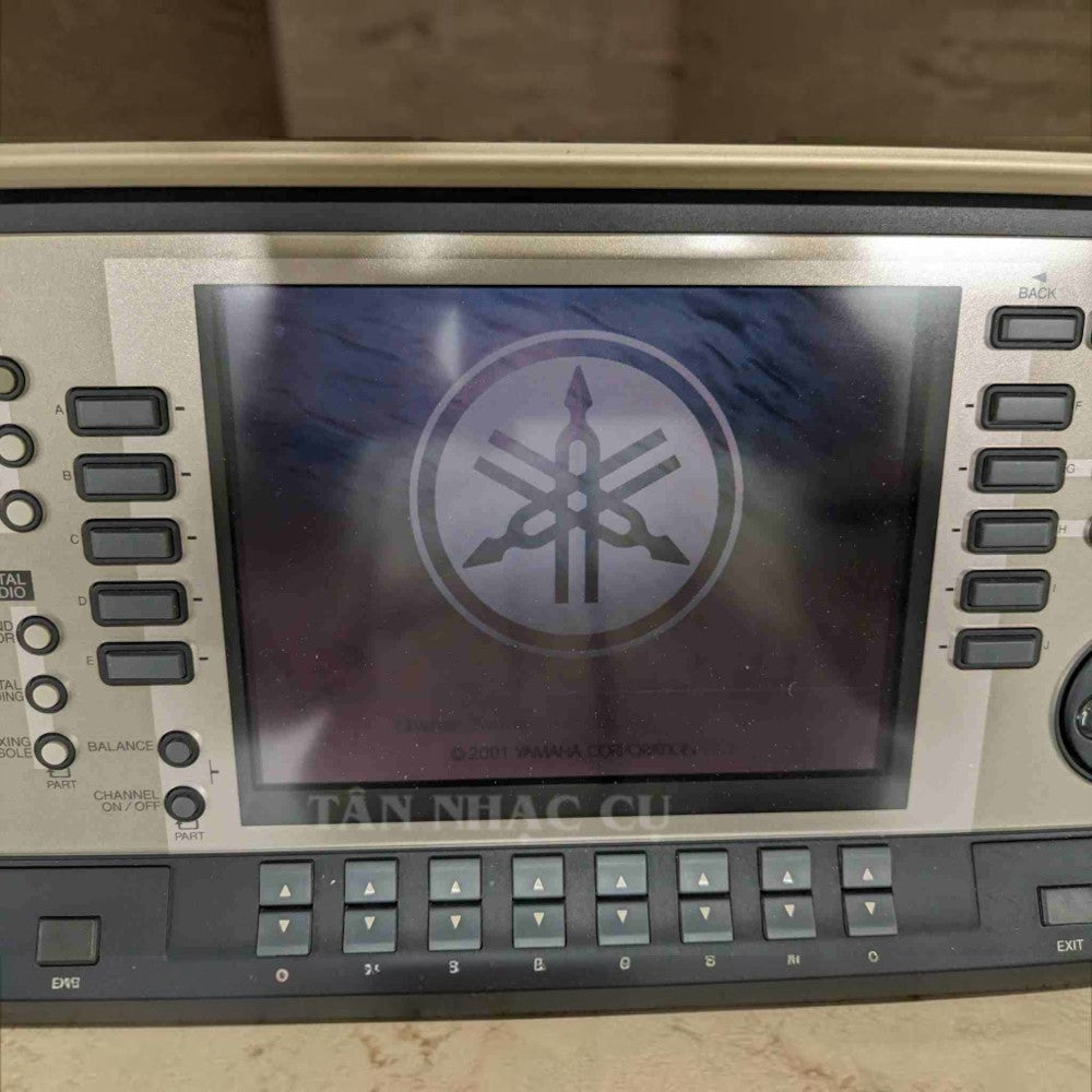 Màn hình LCD màu hiển thị logo Yamaha trên đàn piano điện TÂN NHẠC CỤ CVP-209