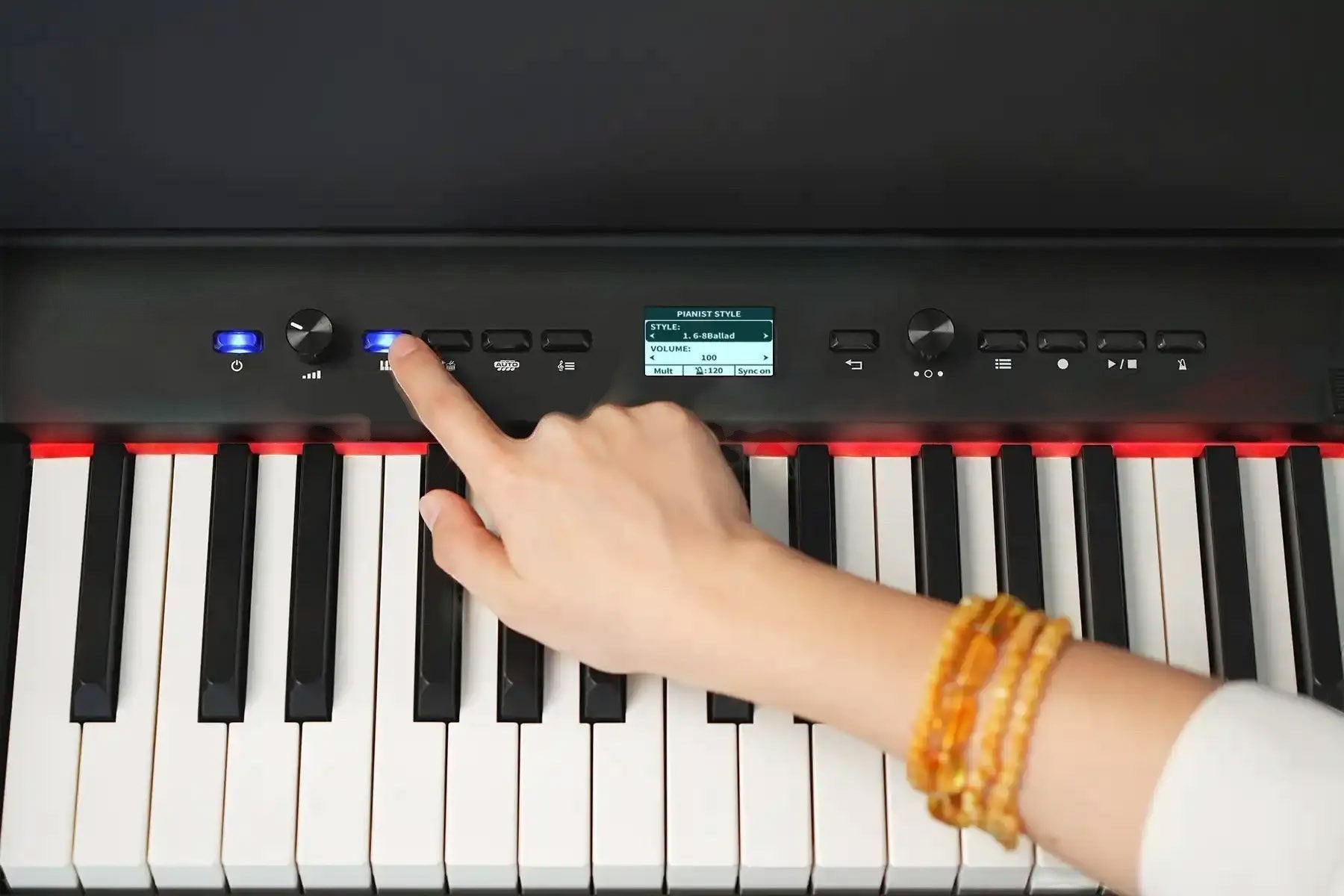 Người dùng điều chỉnh màn hình kỹ thuật số trên đàn piano điện TÂN NHẠC CỤ Nux NCK330 màu đen