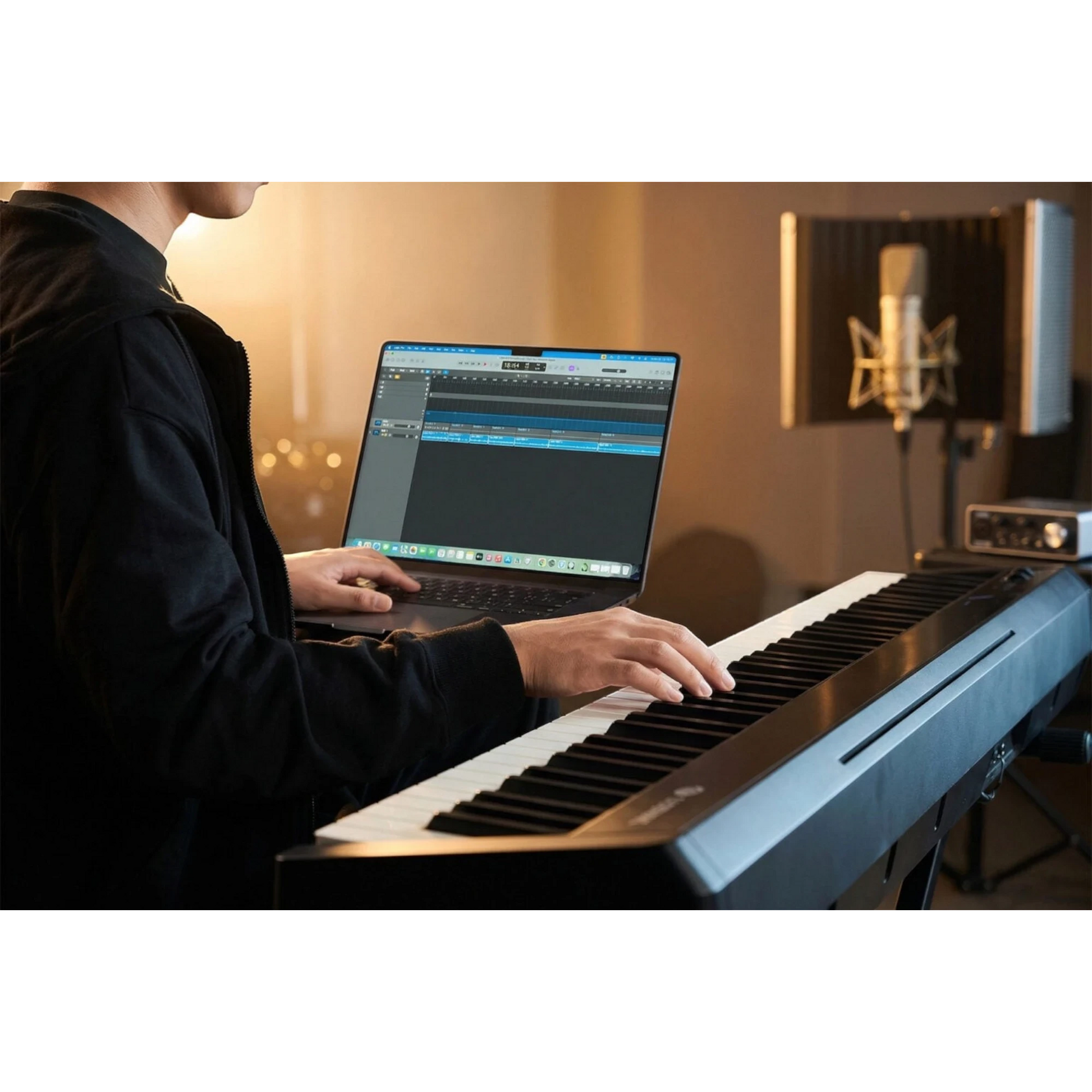 Nhạc sĩ sử dụng đàn piano điện TÂN NHẠC CỤ Nux NPK200 kết nối với máy tính để thu âm trong phòng thu chuyên nghiệp