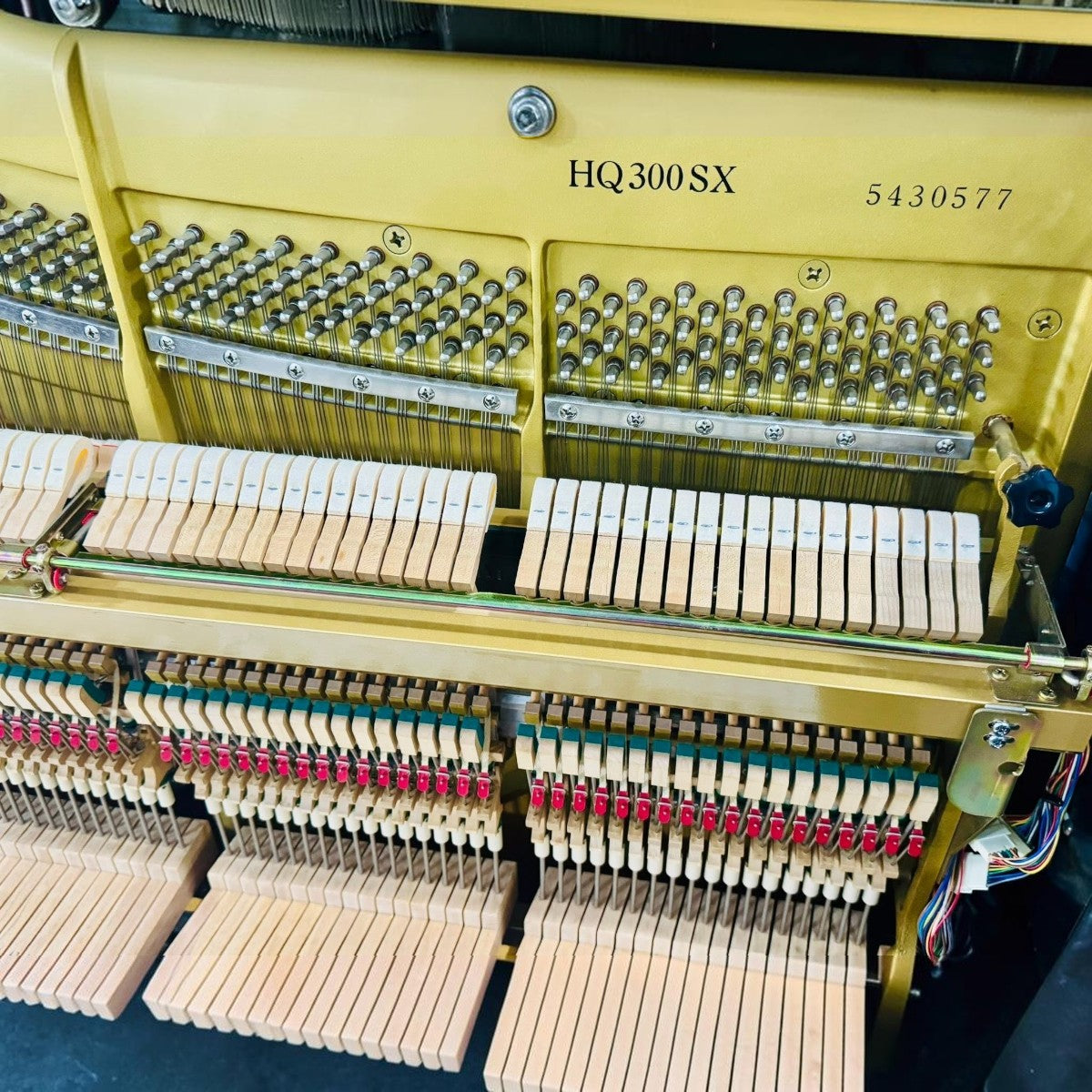 Khung gang vàng đồng bên trong đàn piano cơ TÂN NHẠC CỤ Yamaha HQ300SX với số serial 5430577 và bộ máy cơ chi tiết