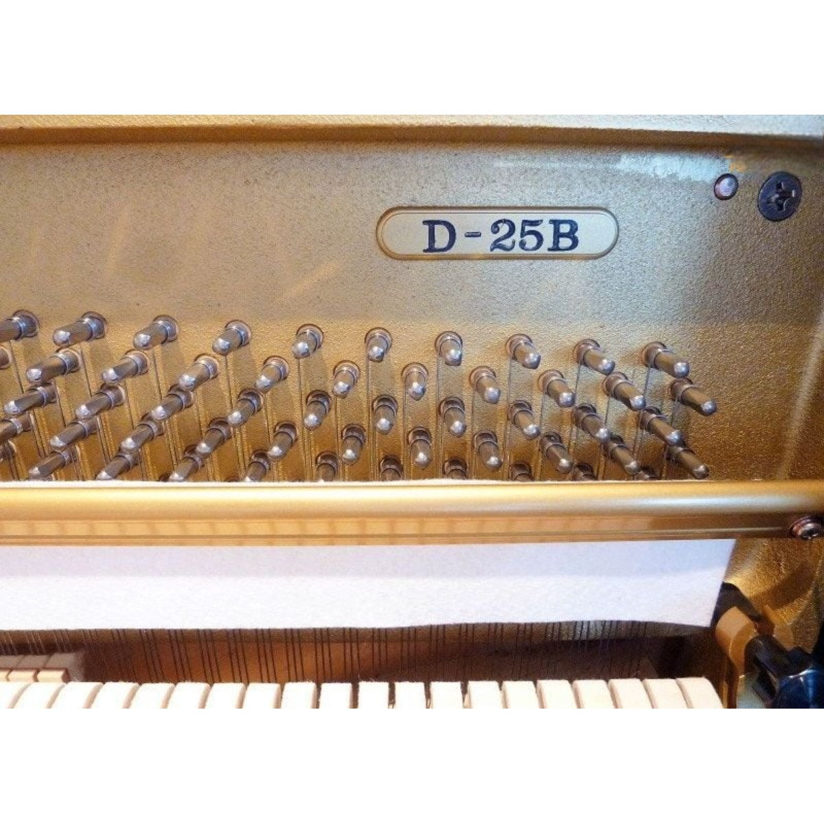 Khung gang và số model D-25B bên trong đàn piano cơ TÂN NHẠC CỤ
