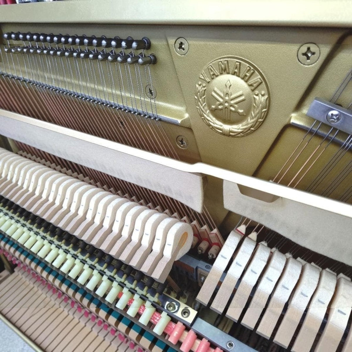 Cận cảnh bộ máy cơ bên trong đàn piano Yamaha MX101R tại TÂN NHẠC CỤ với khung gang đúc và búa đàn chi tiết