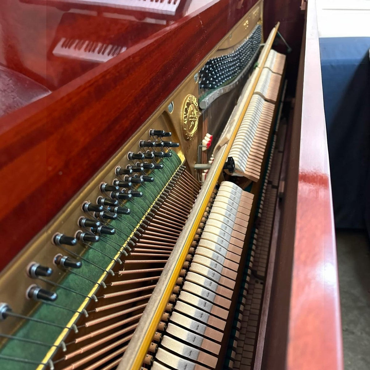 Bộ máy cơ bên trong đàn piano Yamaha U3F vân gỗ Mahogany tại TÂN NHẠC CỤ với búa đàn và dây đàn chi tiết