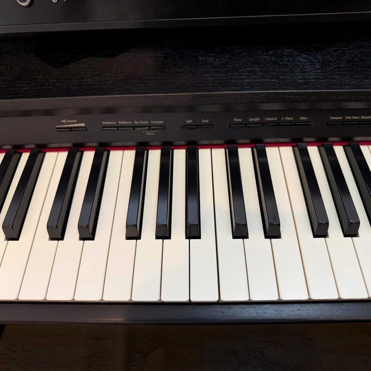 Bàn phím đàn piano điện TÂN NHẠC CỤ Roland DP603 màu đen với các phím trắng đen và bảng điều khiển chức năng