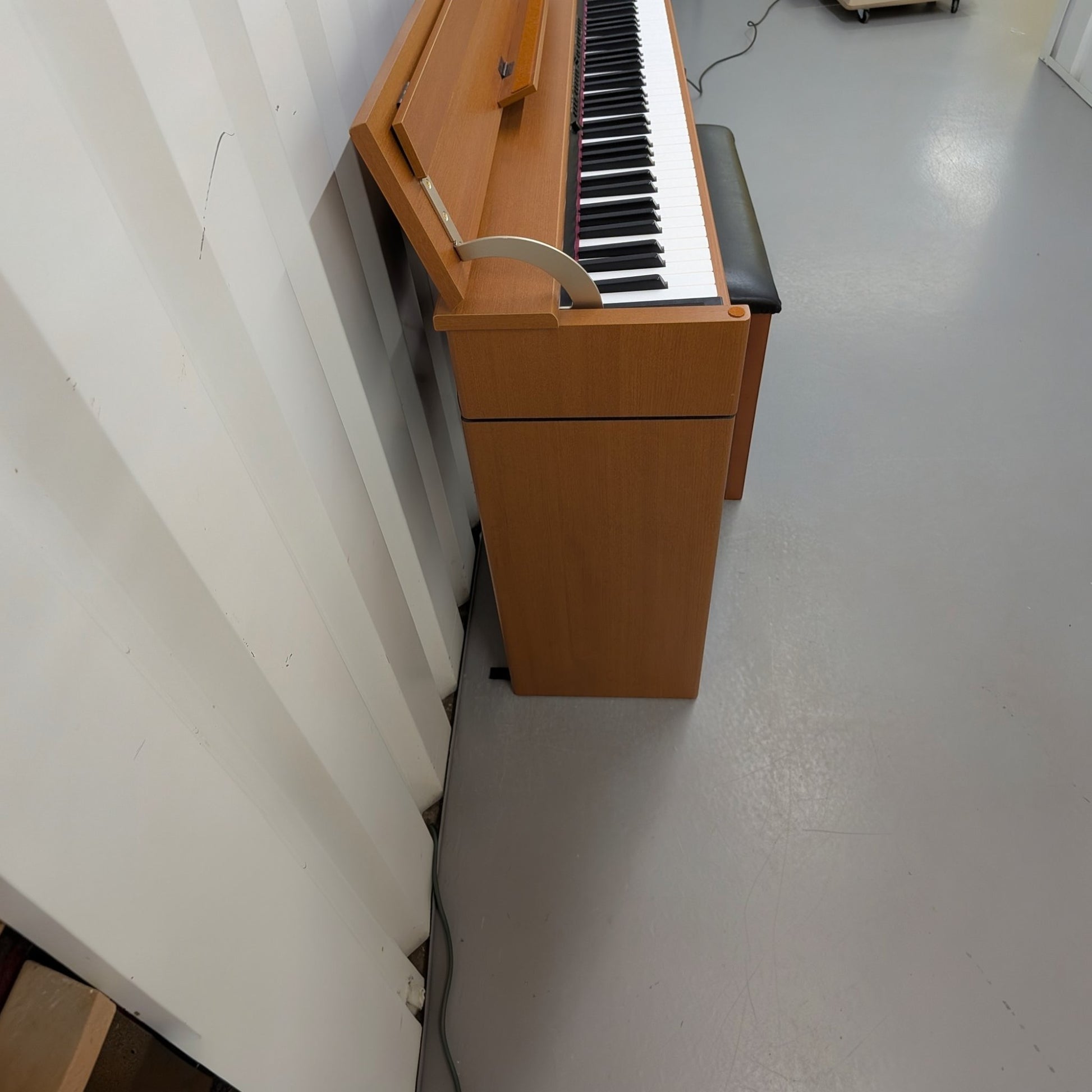 Đàn piano điện Roland DP900 màu gỗ cherry thanh lịch với thiết kế dáng gọn tại TÂN NHẠC CỤ