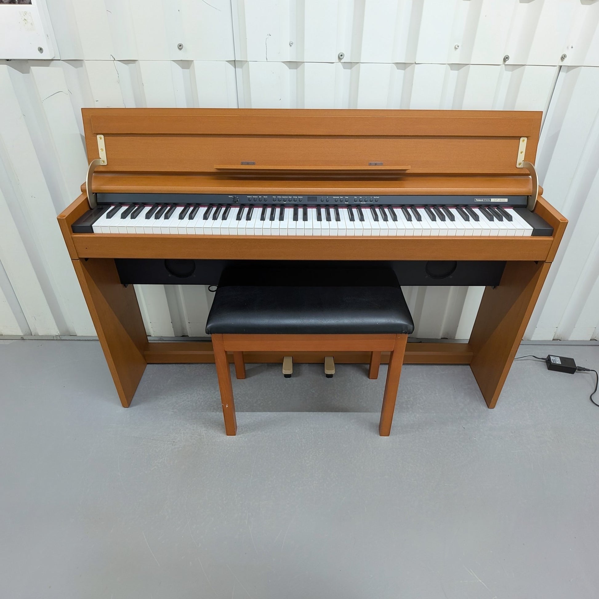 Đàn piano điện Roland DP900 màu gỗ cherry thanh lịch với nắp đóng êm tại TÂN NHẠC CỤ