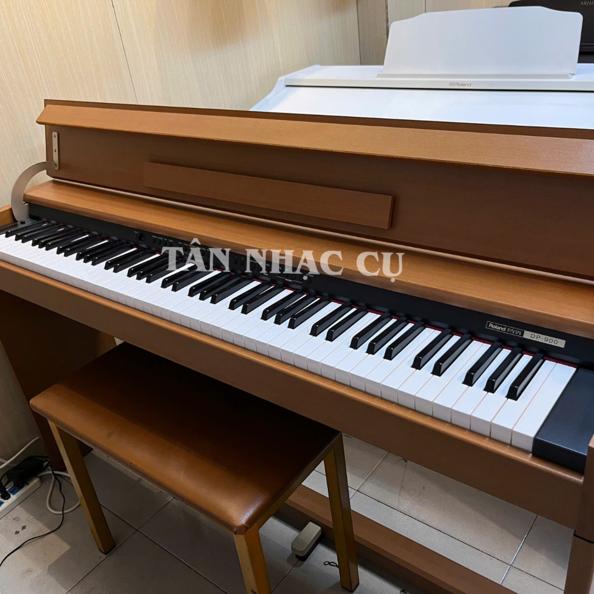 Đàn piano điện TÂN NHẠC CỤ Roland DP900 màu gỗ cherry với thiết kế dáng gọn, nắp gỗ đóng êm và ghế đàn đi kèm