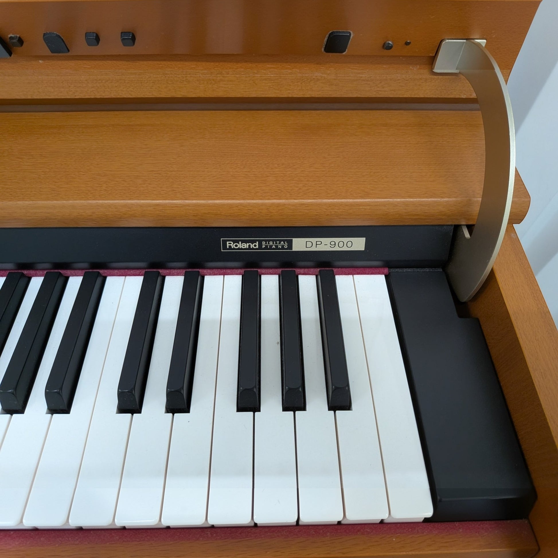 Đàn piano điện Roland DP900 màu gỗ cherry tại TÂN NHẠC CỤ với thiết kế nắp gỗ đóng êm và bàn phím búa