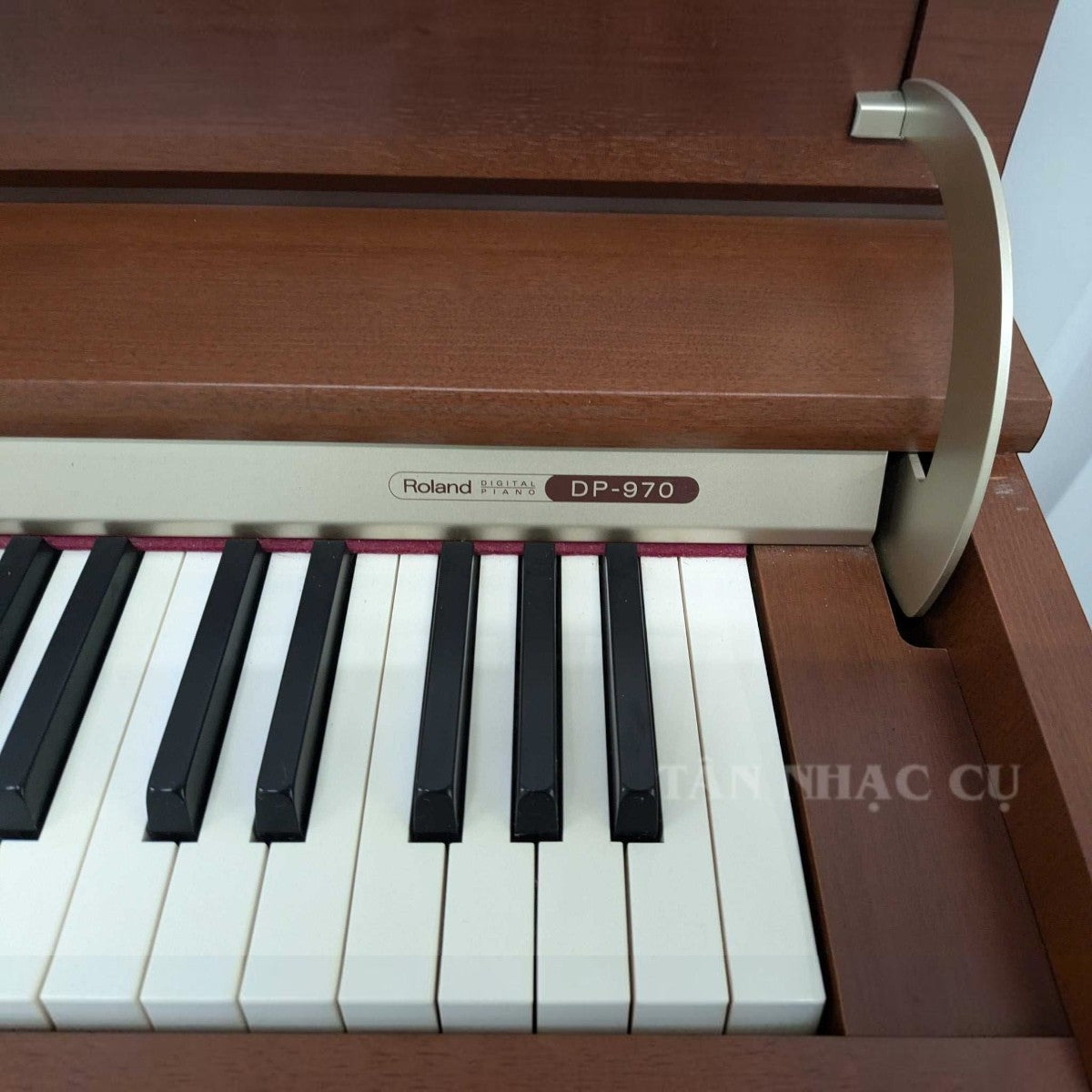 Đàn piano điện TÂN NHẠC CỤ Roland DP970 màu cherry với thiết kế nắp gập phẳng và bàn phím búa Progressive Hammer