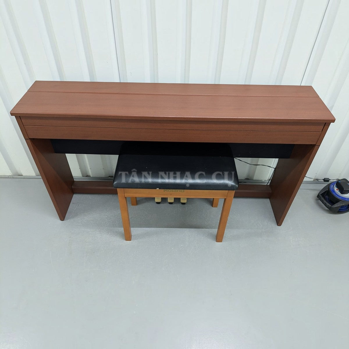 Đàn piano điện Roland DP970 màu cherry với thiết kế nắp gập phẳng gọn gàng tại TÂN NHẠC CỤ