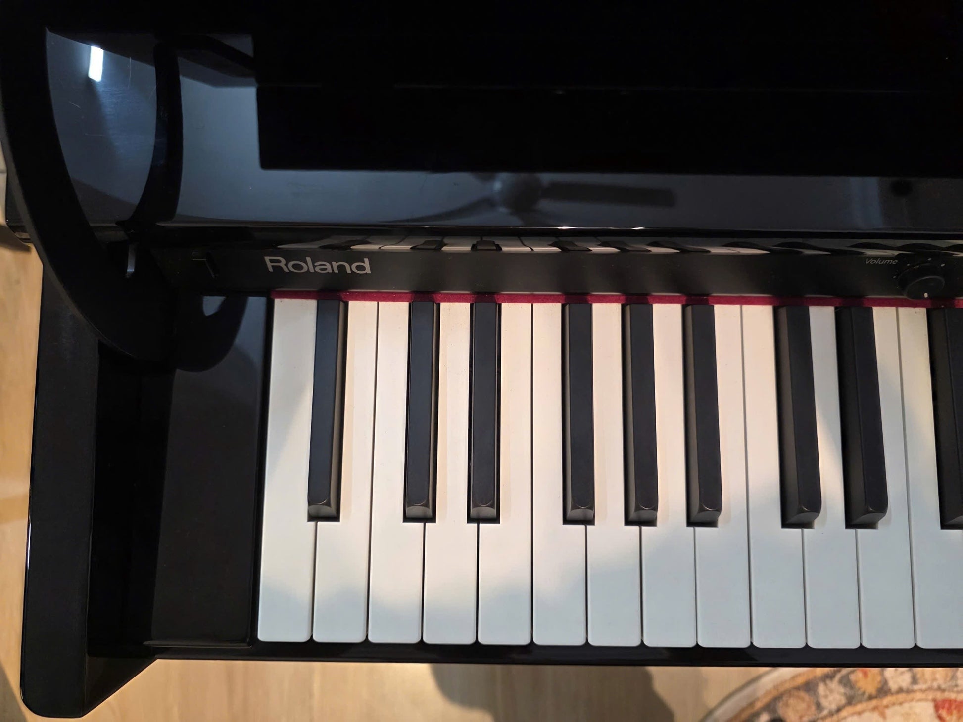 Bàn phím đàn piano điện TÂN NHẠC CỤ Roland DP990R với bề mặt phím ngà giả sang trọng và lớp vỏ nâu bóng