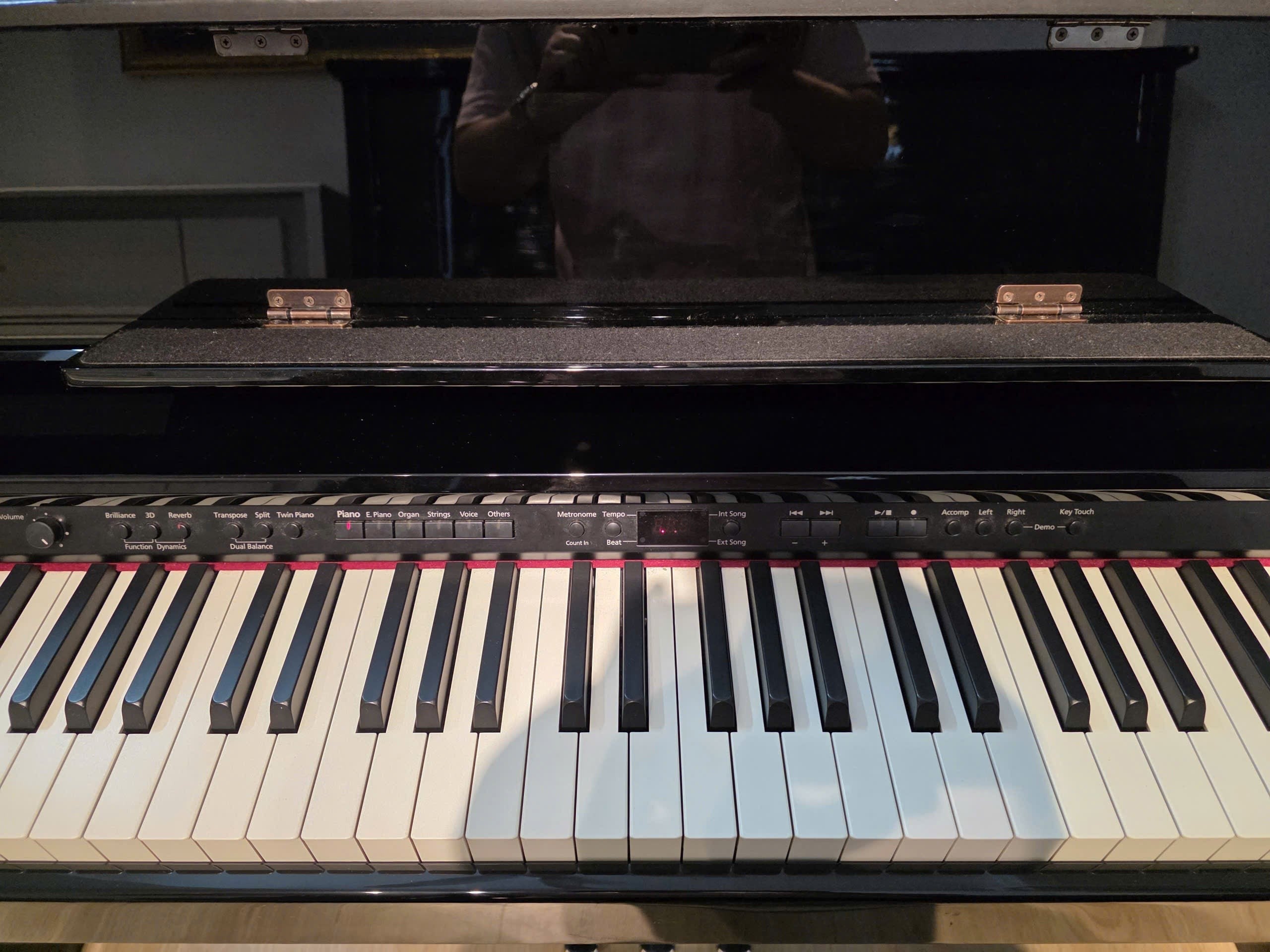 Bàn phím đàn piano điện Roland DP990R PE màu nâu bóng với các nút điều khiển chức năng tại TÂN NHẠC CỤ