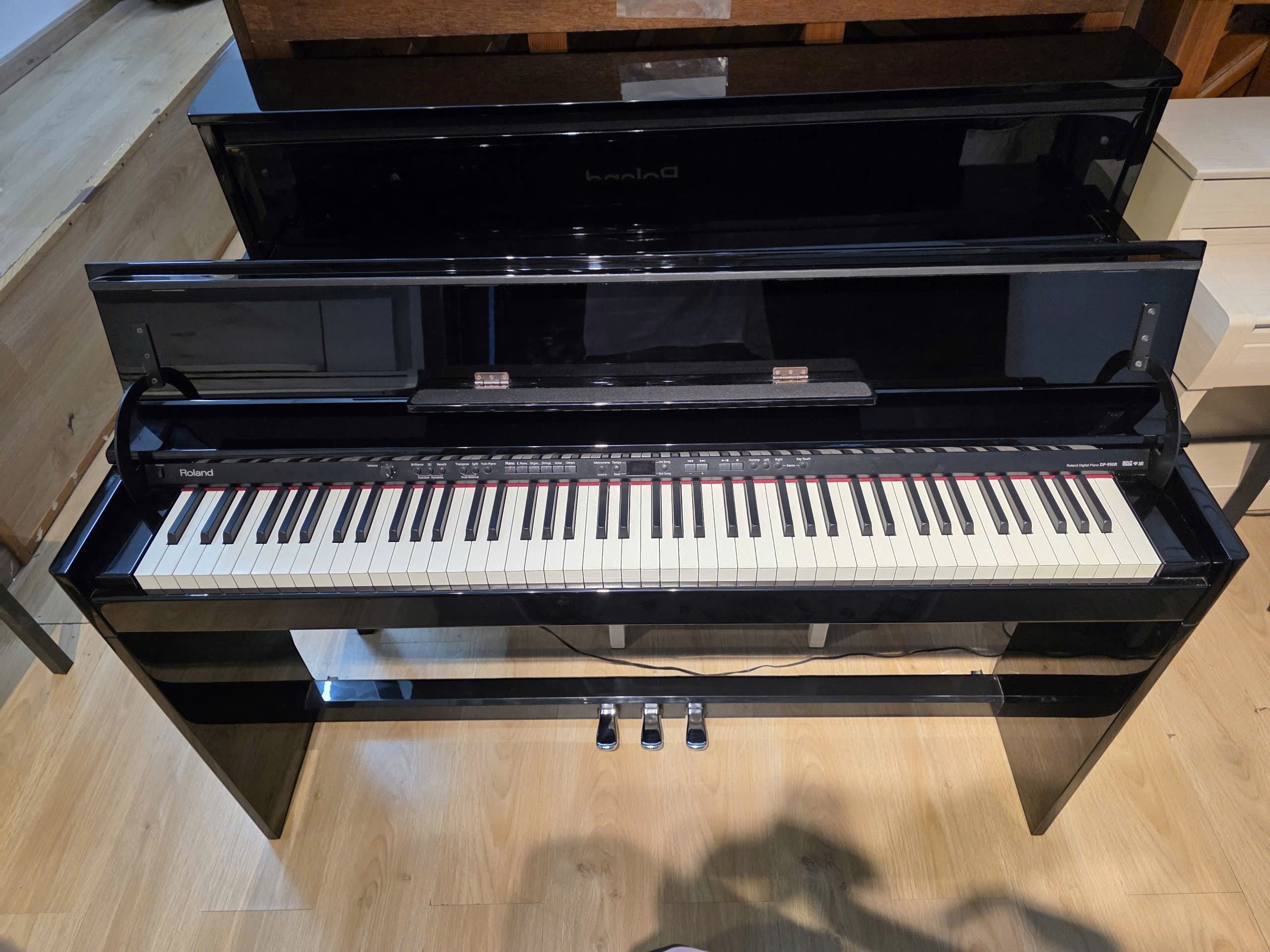 Đàn piano điện TÂN NHẠC CỤ Roland DP990R màu nâu bóng sang trọng với bàn phím PHA II Ivory Feel cao cấp