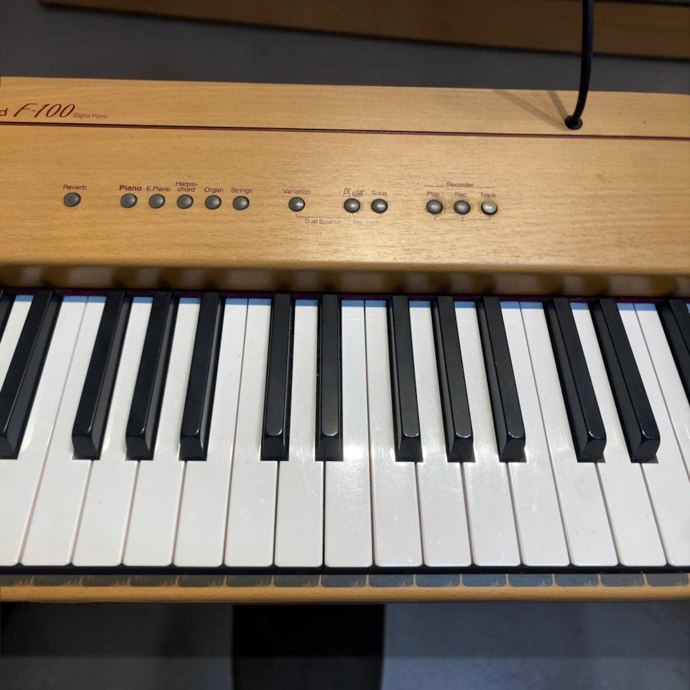Bàn phím đàn piano điện Roland F100 màu gỗ thích với các nút điều khiển chức năng phía trên