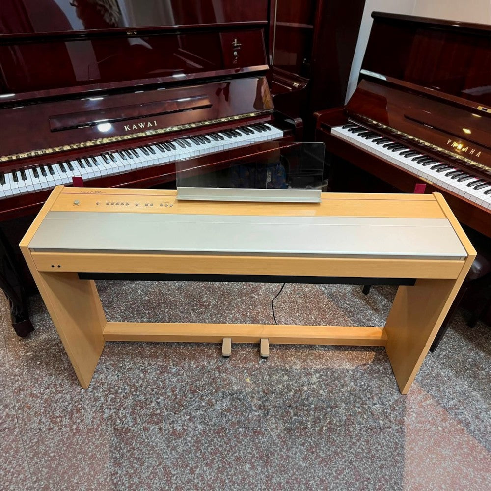 Đàn piano điện Roland F100 màu gỗ thích tại showroom TÂN NHẠC CỤ với thiết kế dáng tủ gọn gàng và phím búa 88 phím