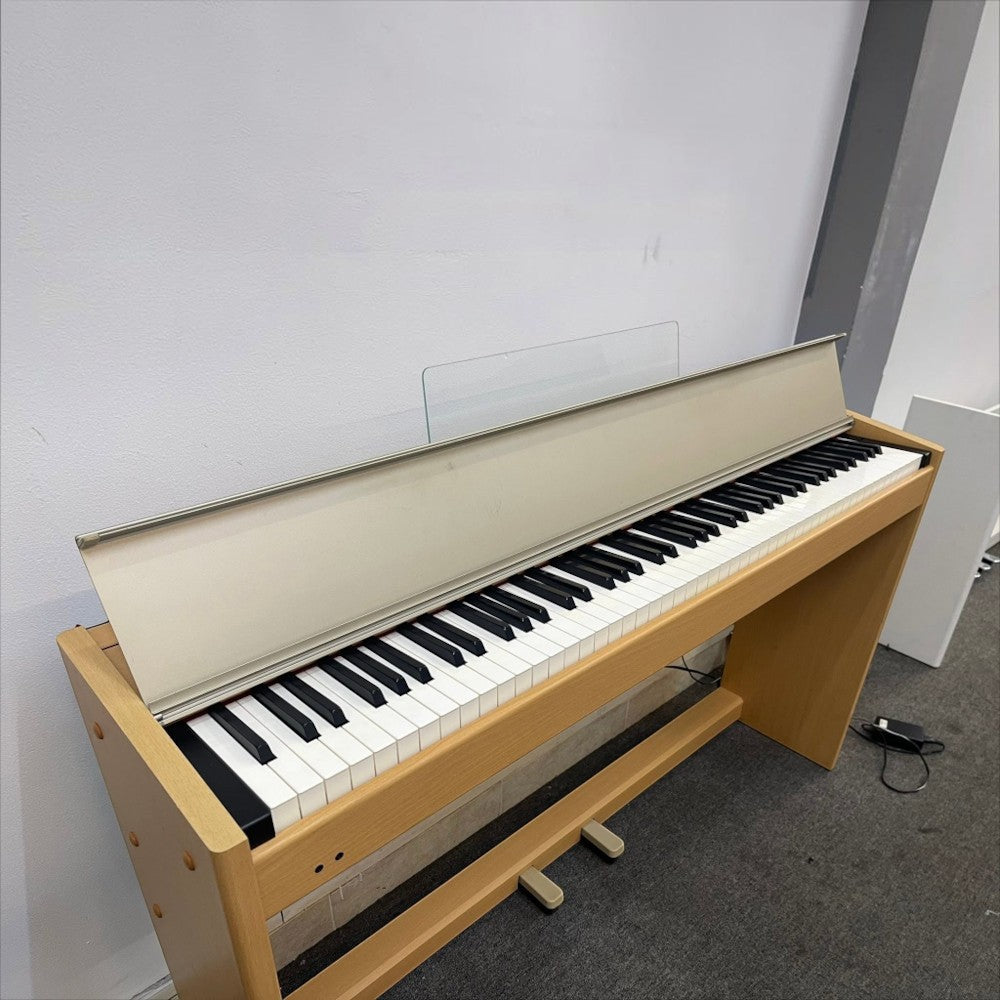 Đàn piano điện Roland F100 dáng tủ màu gỗ thích tại TÂN NHẠC CỤ với bàn phím búa 88 phím và giá nhạc trong suốt