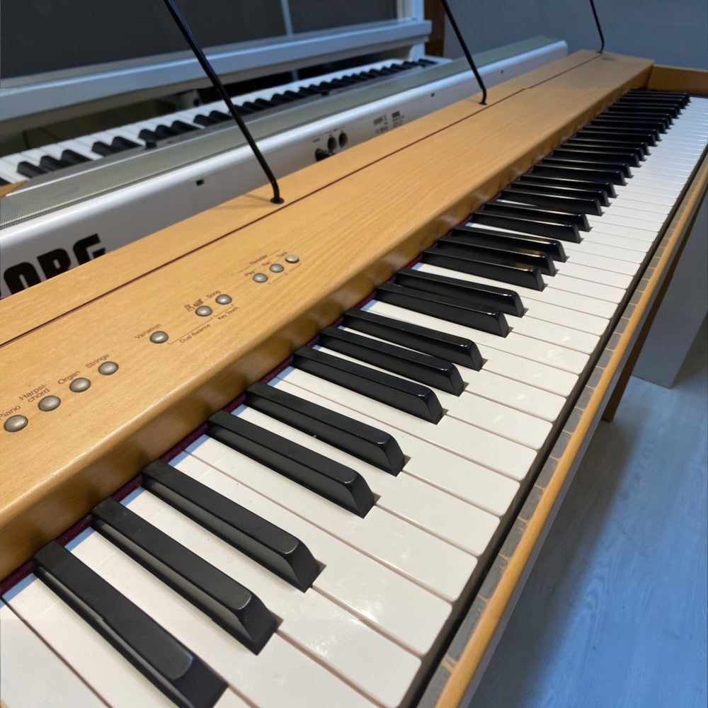 Đàn piano điện Roland F100 màu gỗ thích với bàn phím búa 88 phím tại TÂN NHẠC CỤ
