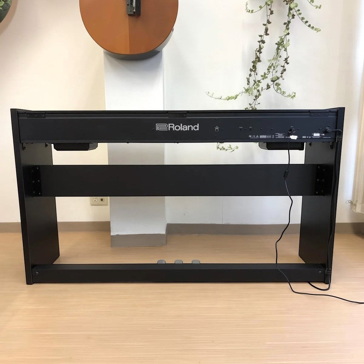 Mặt sau đàn piano điện Roland F120 màu đen tại cửa hàng TÂN NHẠC CỤ với thiết kế dáng tủ gọn gàng