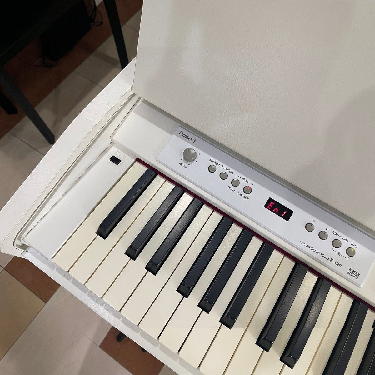 Đàn piano điện Roland F120 màu trắng thiết kế tối giản tại TÂN NHẠC CỤ với bảng điều khiển và bàn phím Ivory Feel-G