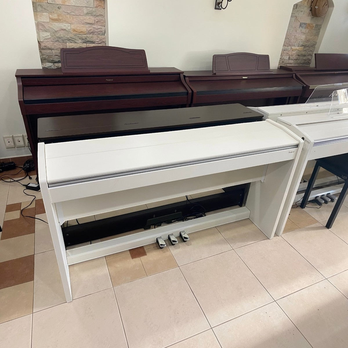 Đàn piano điện Roland F120 màu trắng thiết kế dáng tủ gọn gàng tại showroom TÂN NHẠC CỤ