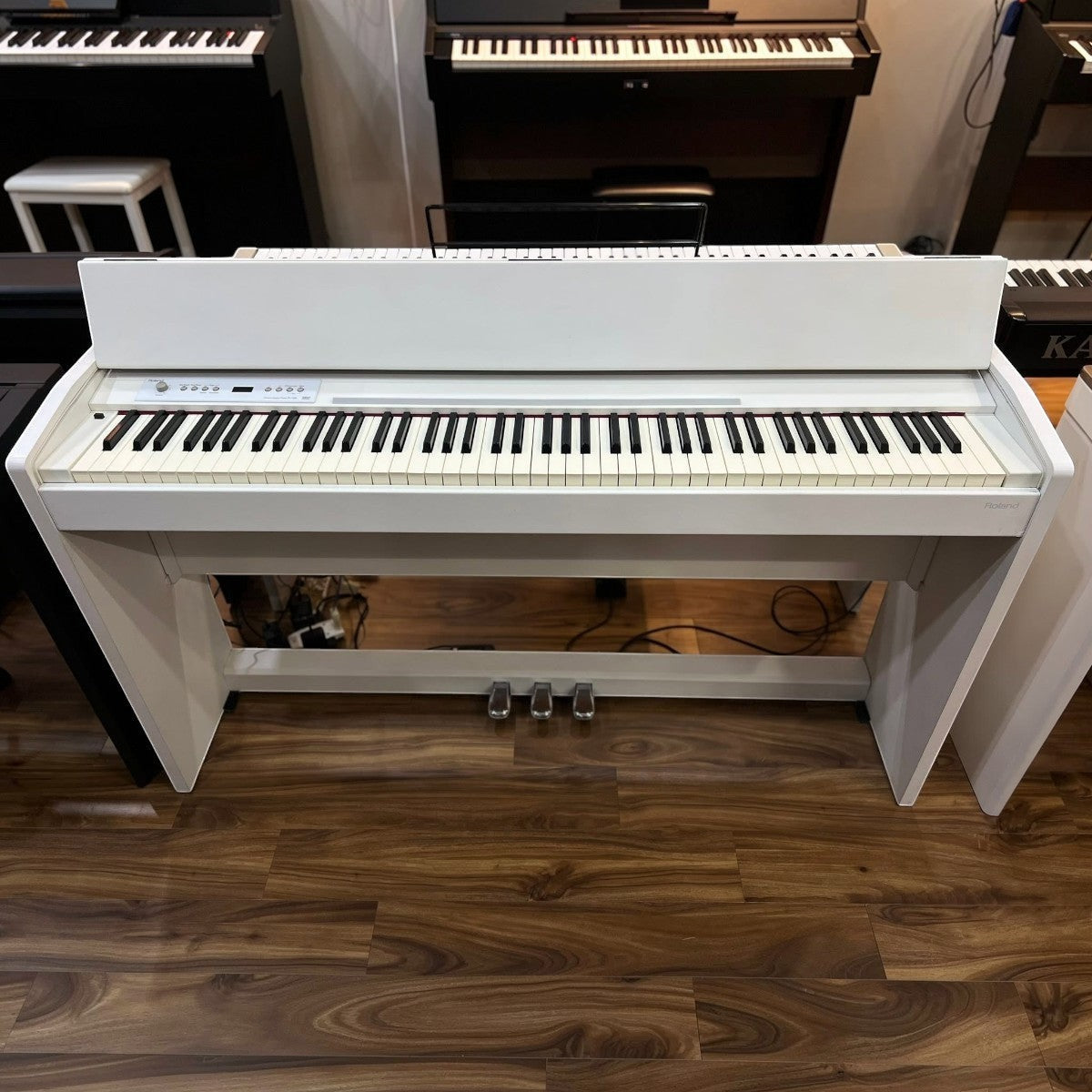 Đàn piano điện Roland F120 màu trắng thiết kế dáng tủ gọn gàng, sang trọng tại showroom TÂN NHẠC CỤ