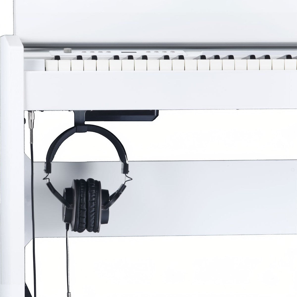Tai nghe đen treo dưới bàn phím đàn piano điện Roland F120 màu trắng tại cửa hàng TÂN NHẠC CỤ