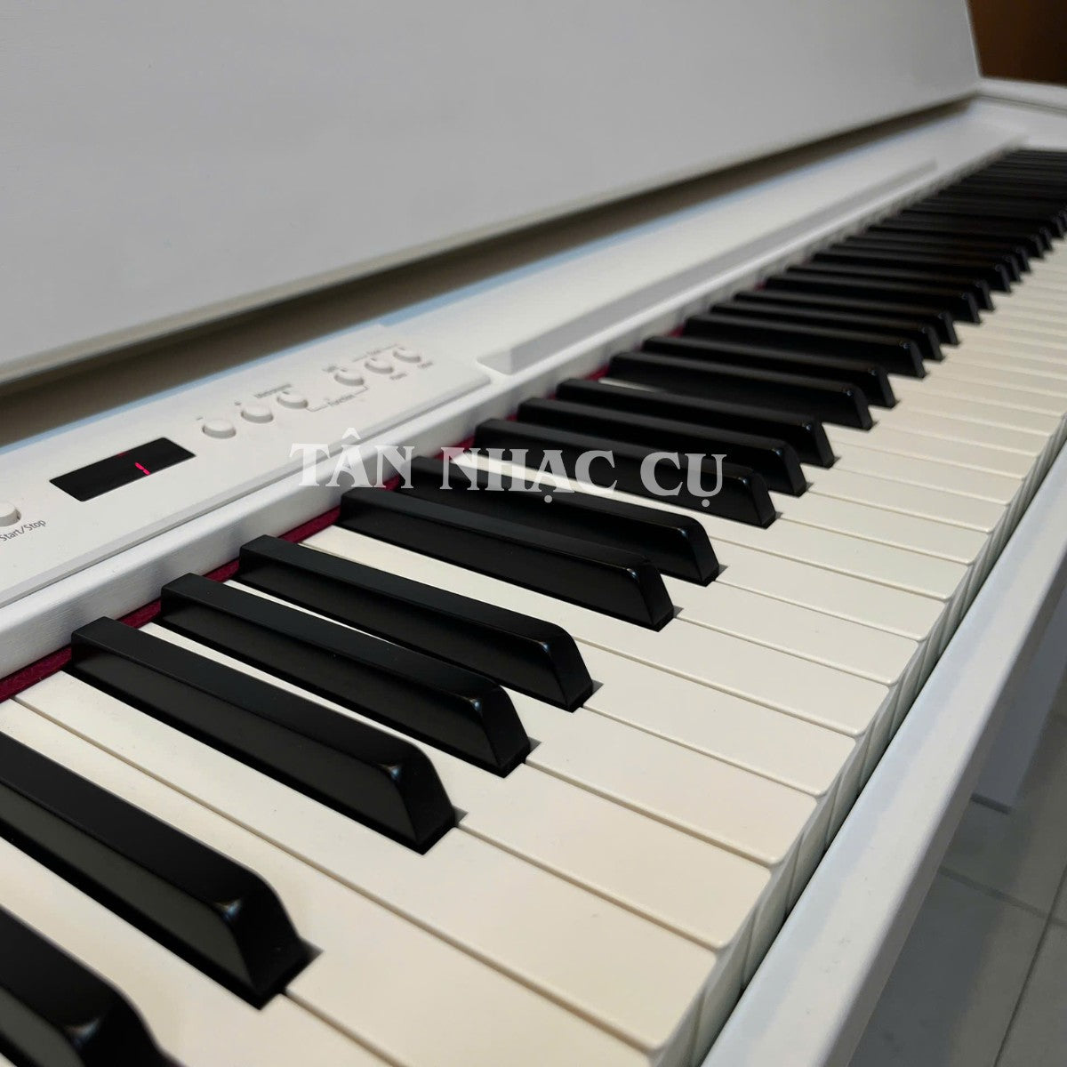 Bàn phím đàn piano điện Roland F140 màu trắng tại TÂN NHẠC CỤ với bộ phím PHA-4 Standard và bề mặt giả ngà