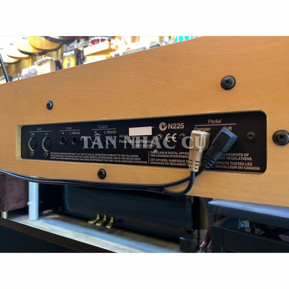 Cổng kết nối phía sau đàn piano điện TÂN NHẠC CỤ Roland F-30 với các jack cắm MIDI, Input, Output và Pedal