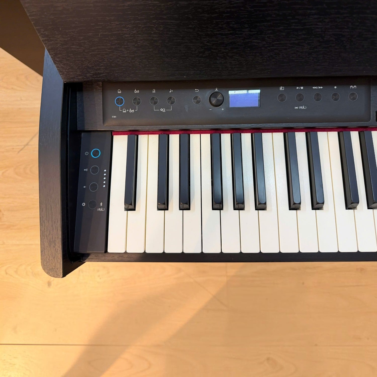 Bảng điều khiển và bàn phím đàn piano điện TÂN NHẠC CỤ Roland F701 màu đen với màn hình OLED và các nút chức năng