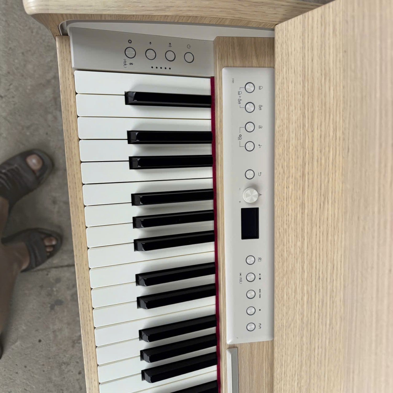 Đàn piano điện Roland F701 màu sồi với bảng điều khiển OLED và bàn phím PHA-4 tại Tân Nhạc Cụ