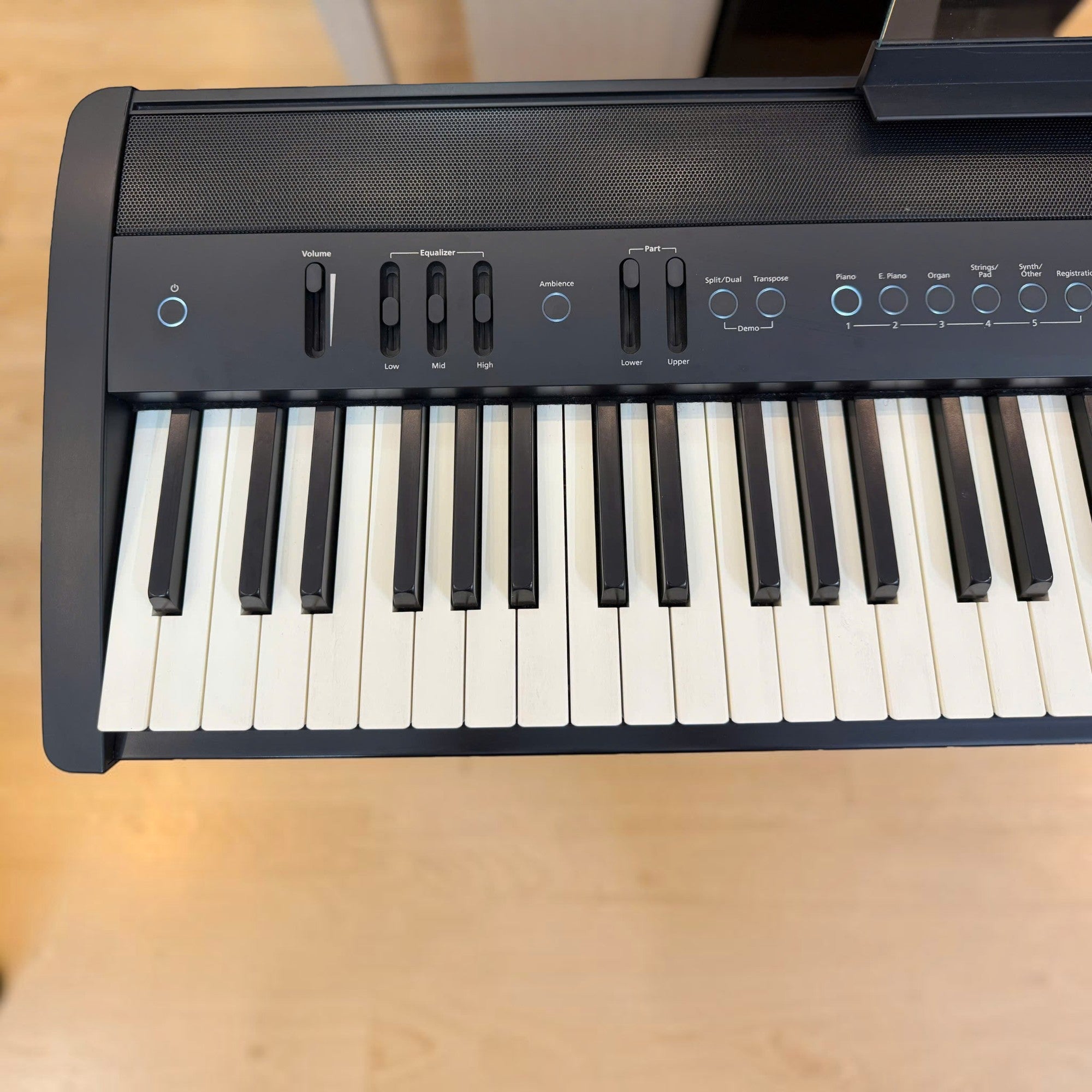 Đàn piano điện TÂN NHẠC CỤ Roland FP-60X màu đen với bảng điều khiển trực quan, thanh trượt EQ và bàn phím 88 phím.