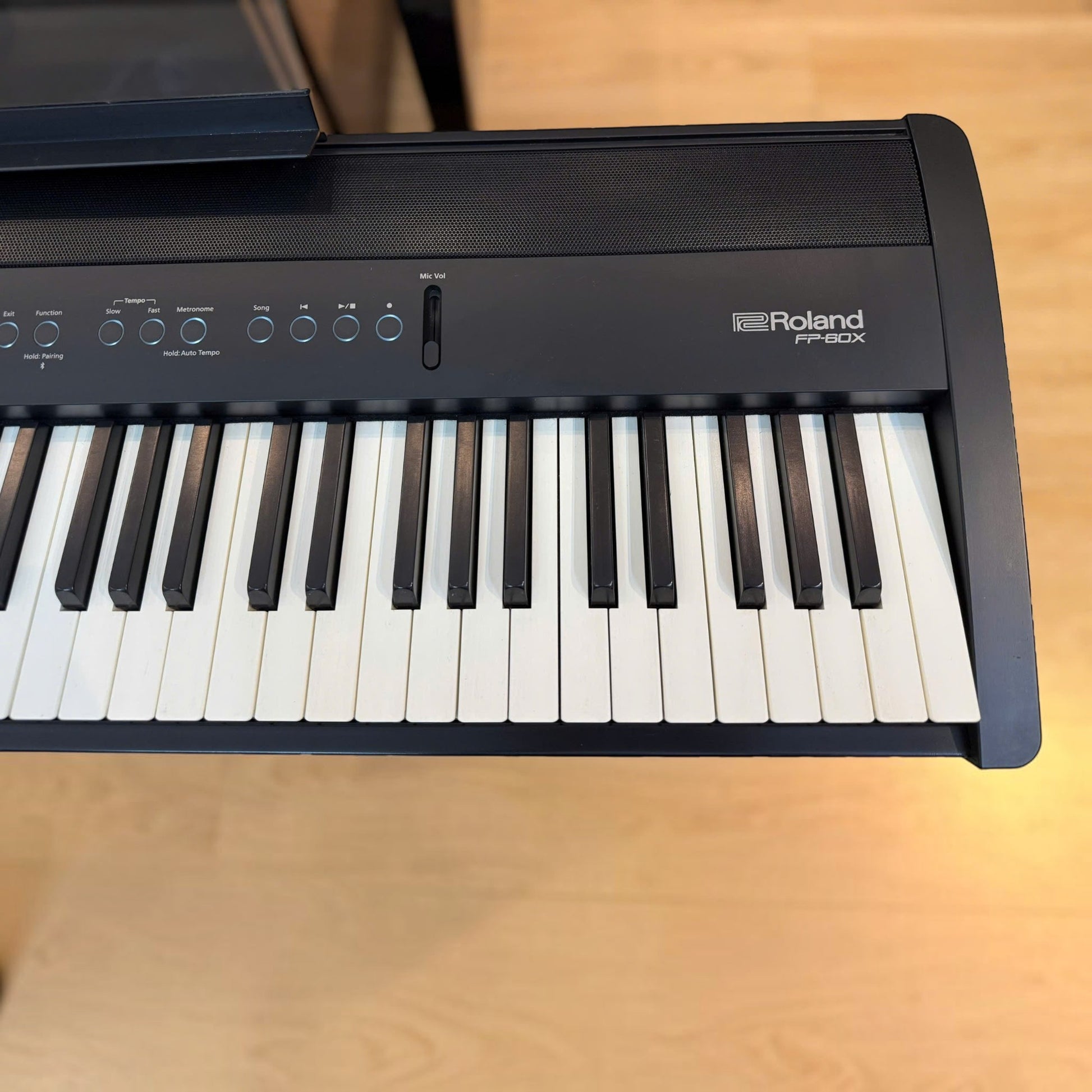 Đàn piano điện TÂN NHẠC CỤ Roland FP-60X màu đen với bàn phím 88 phím búa PHA-4 và bảng điều khiển phía trên