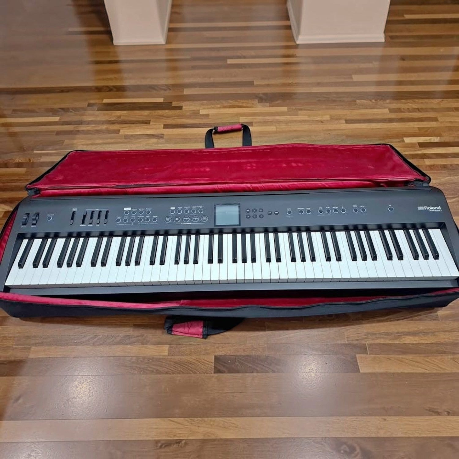 Đàn piano điện Roland FP-E50 màu đen đặt trong bao đàn lót nhung đỏ tại TÂN NHẠC CỤ