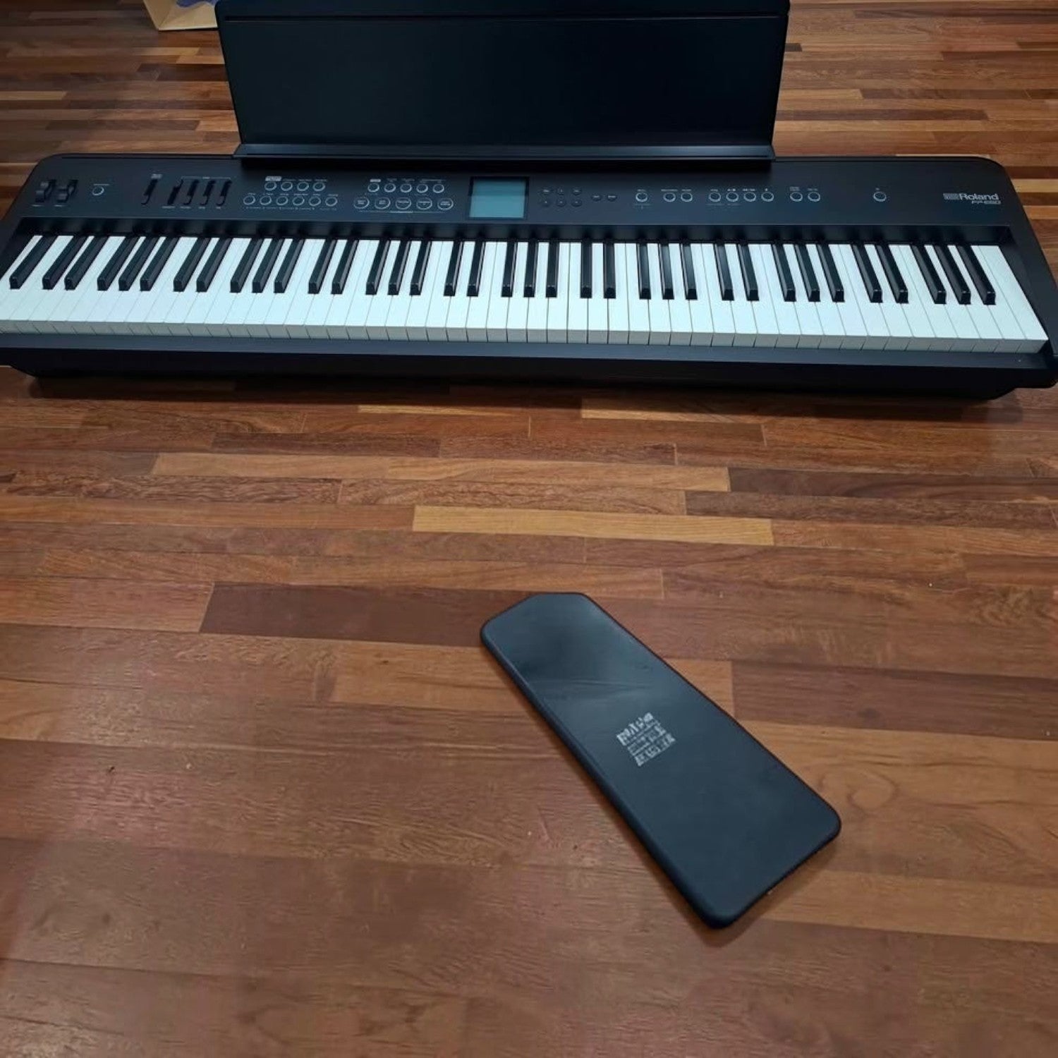 Đàn piano điện TÂN NHẠC CỤ Roland FP-E50 màu đen với 88 phím búa, thiết kế hiện đại đặt trên sàn gỗ.
