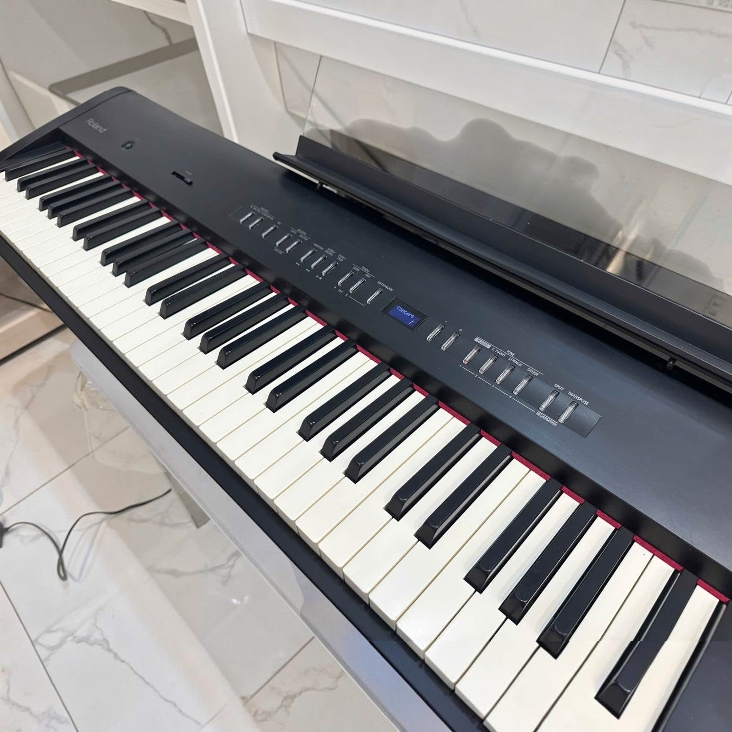 Đàn piano điện TÂN NHẠC CỤ Roland FP-E50 màu đen với 88 phím búa PHA-4, thiết kế hiện đại và bảng điều khiển trực quan