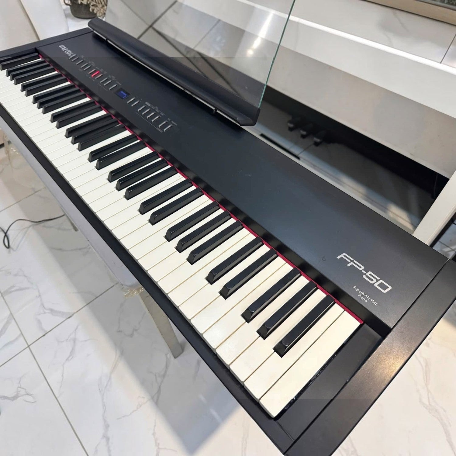 Đàn piano điện TÂN NHẠC CỤ Roland FP-E50 màu đen với 88 phím búa PHA-4, thiết kế hiện đại tại showroom.