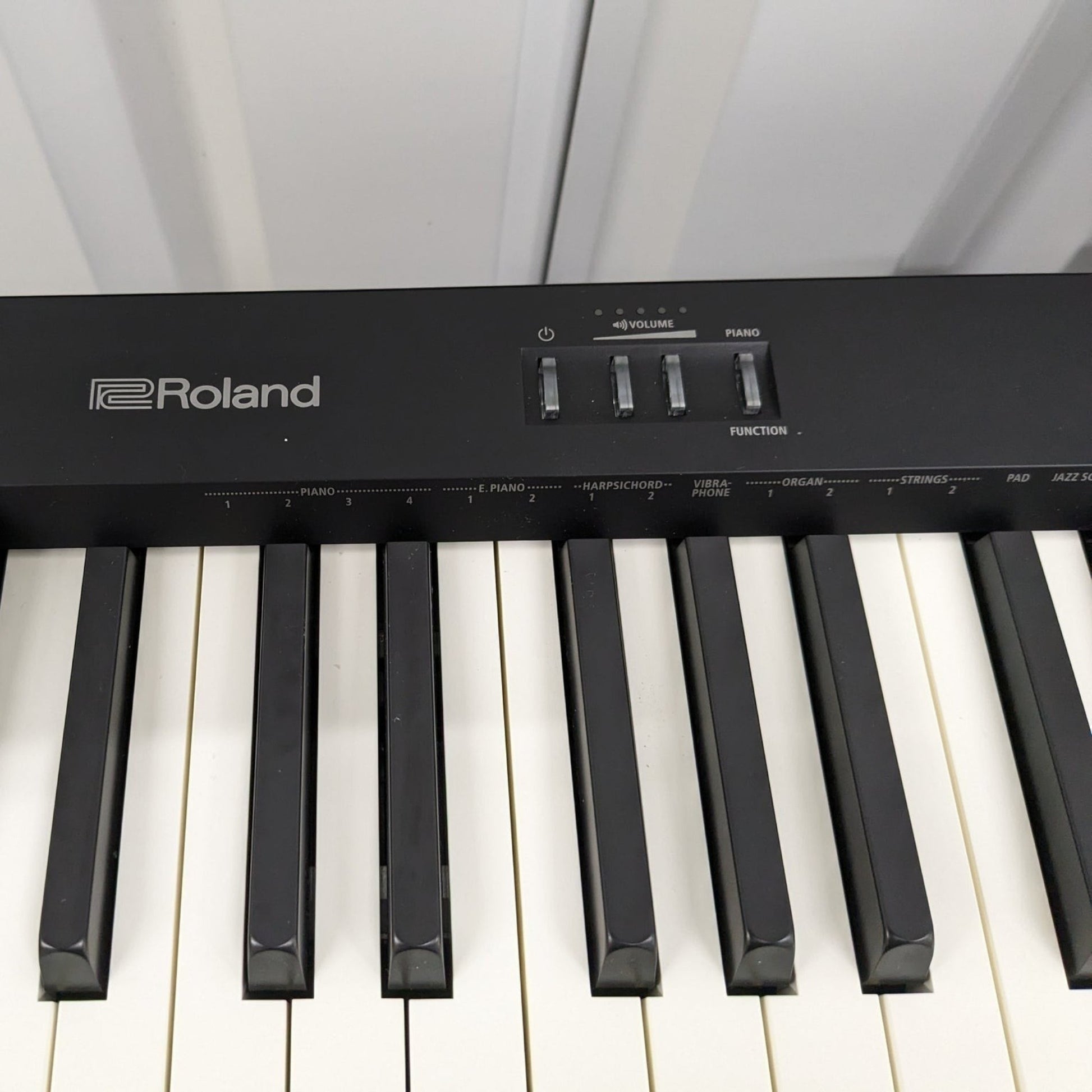 Đàn piano điện Roland FP-10 màu đen với bàn phím PHA-4 tại Tân Nhạc Cụ