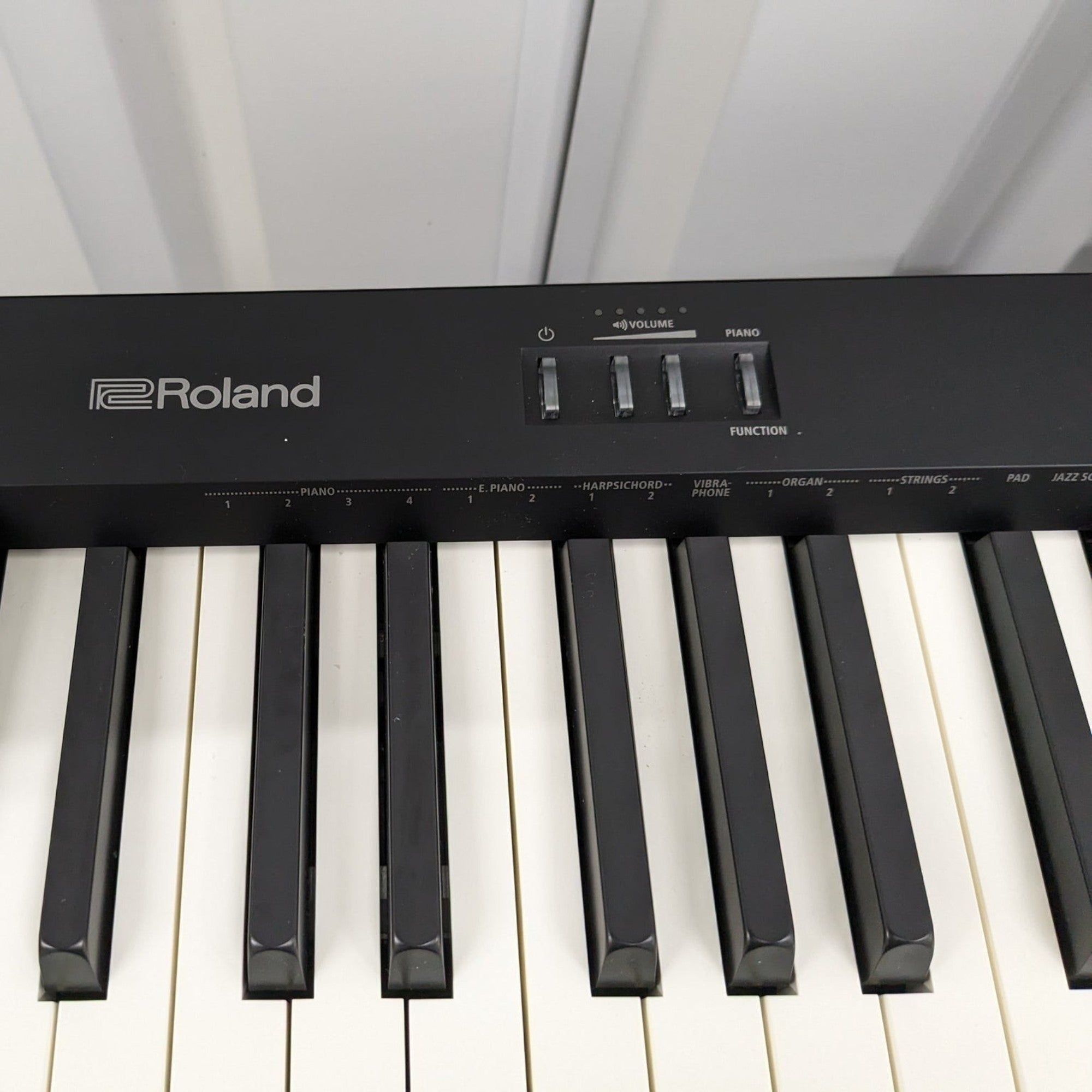 Đàn piano điện Roland FP-10 màu đen với bàn phím PHA-4 tại Tân Nhạc Cụ