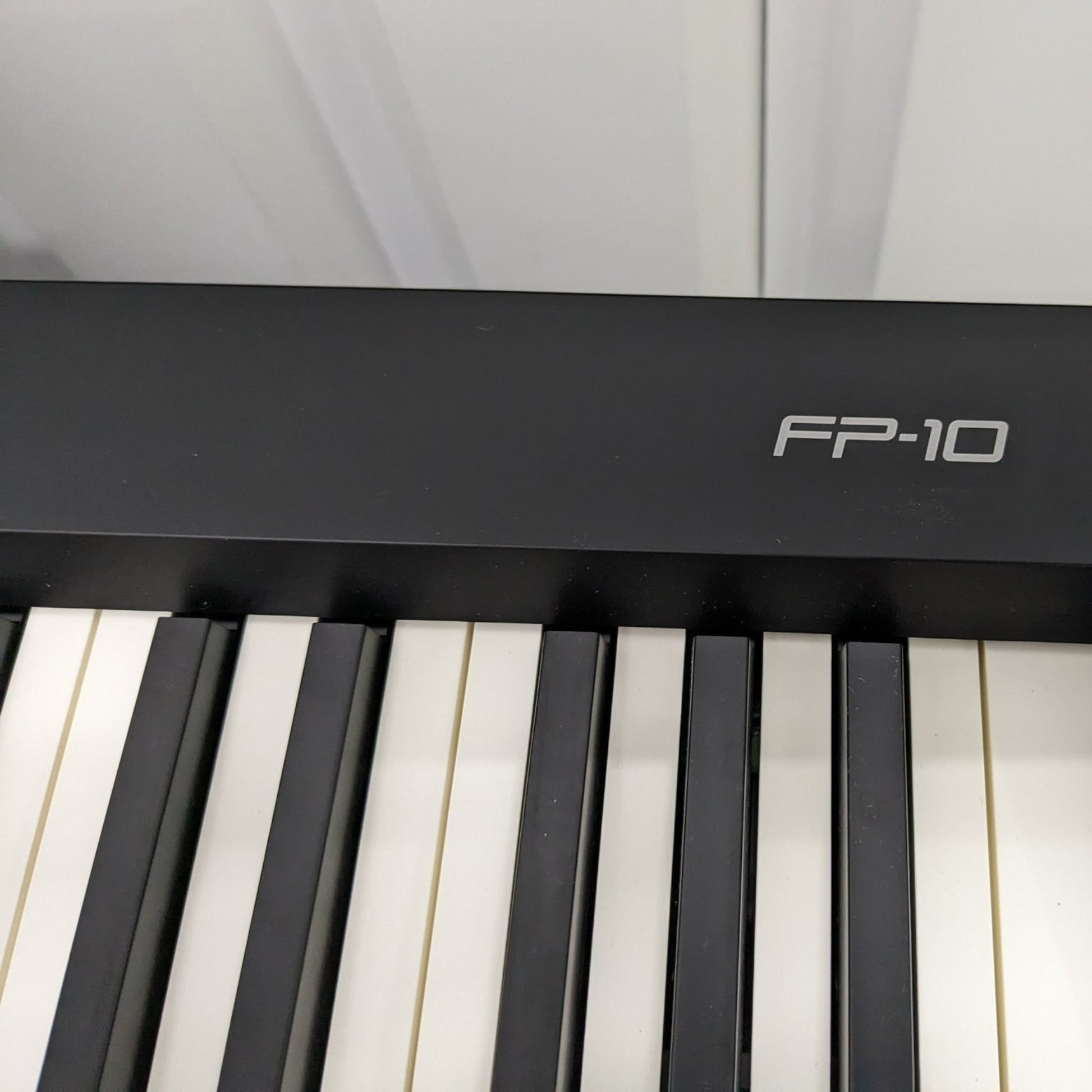 Đàn piano điện Roland FP-10 màu đen tại TÂN NHẠC CỤ với bàn phím PHA-4 Standard cao cấp