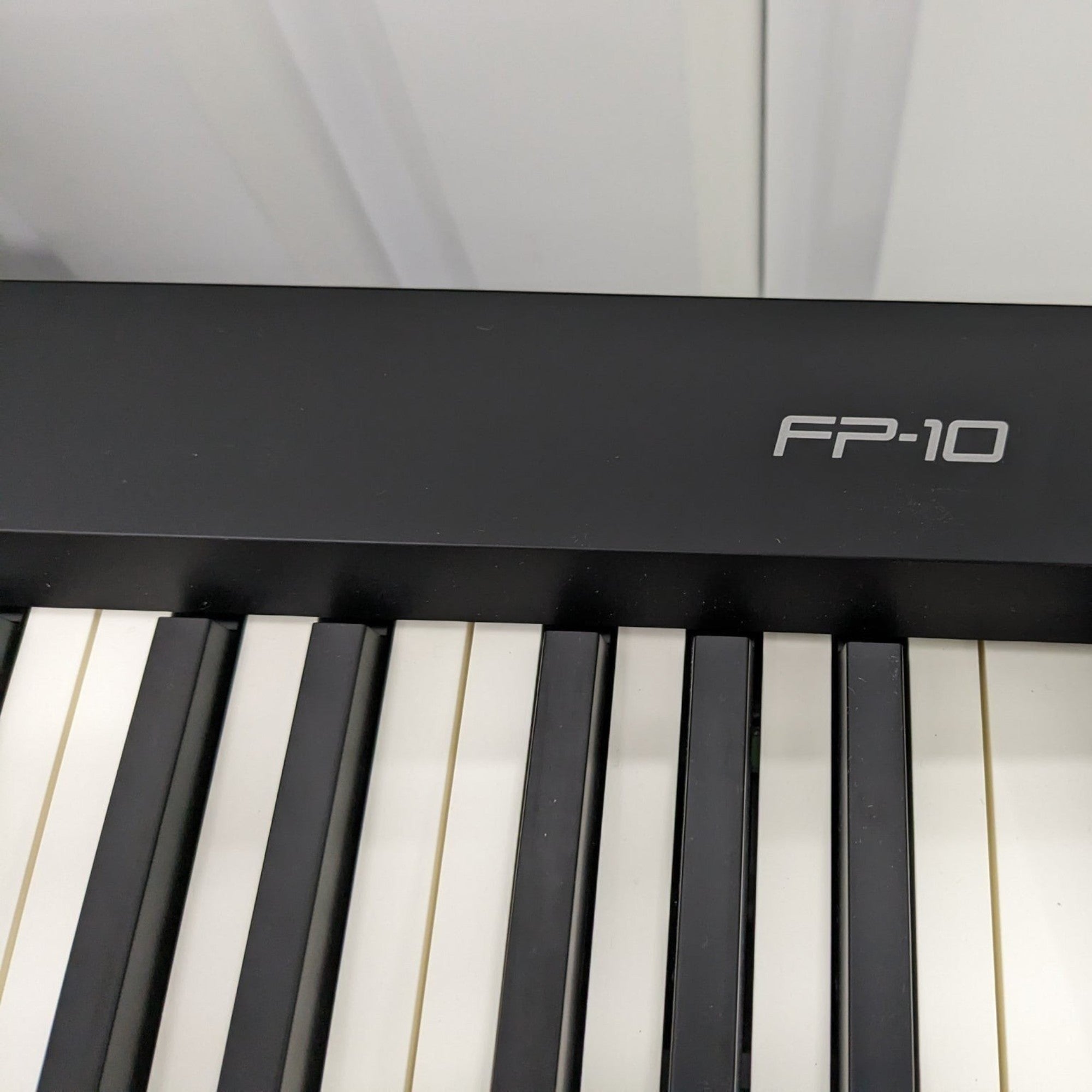 Đàn piano điện Roland FP-10 màu đen tại TÂN NHẠC CỤ với bàn phím PHA-4 Standard cao cấp