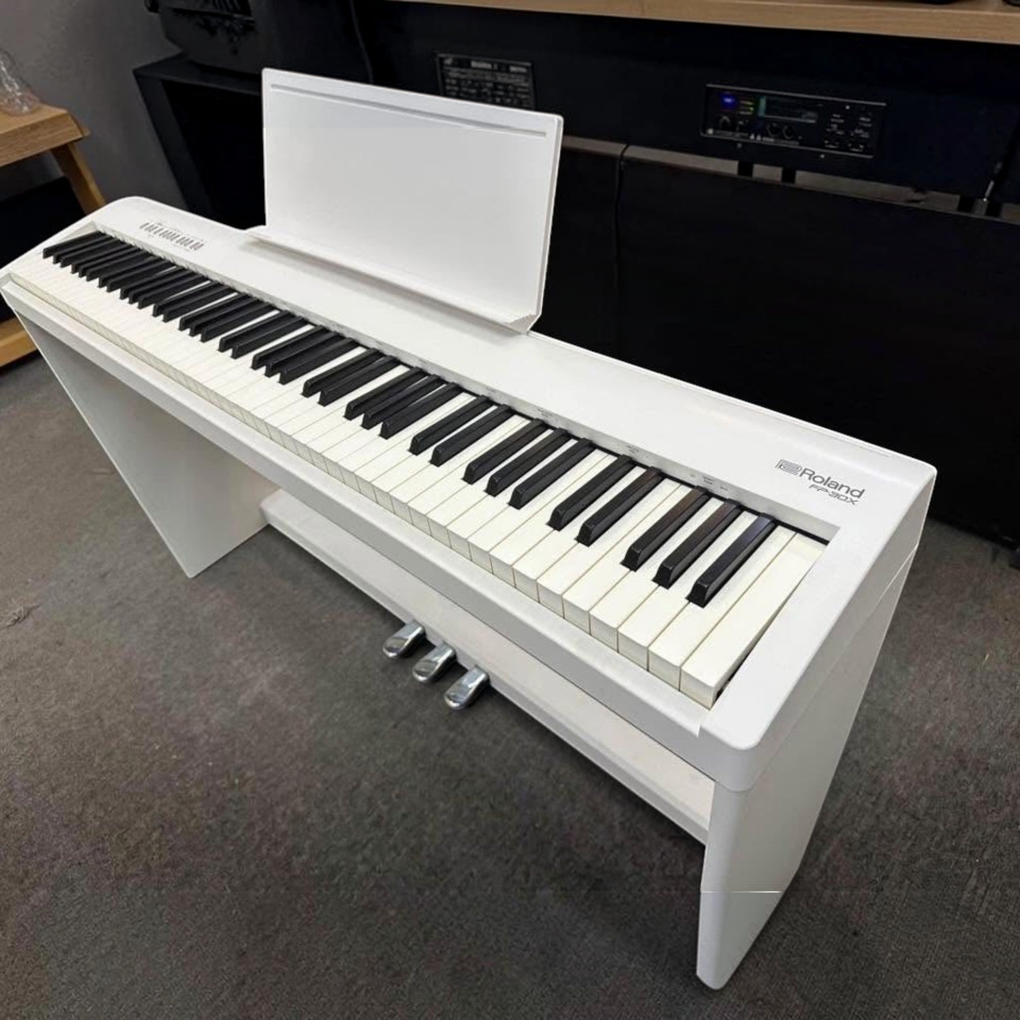 Đàn piano điện Roland FP-30X màu trắng với 88 phím búa PHA-4 tại showroom TÂN NHẠC CỤ