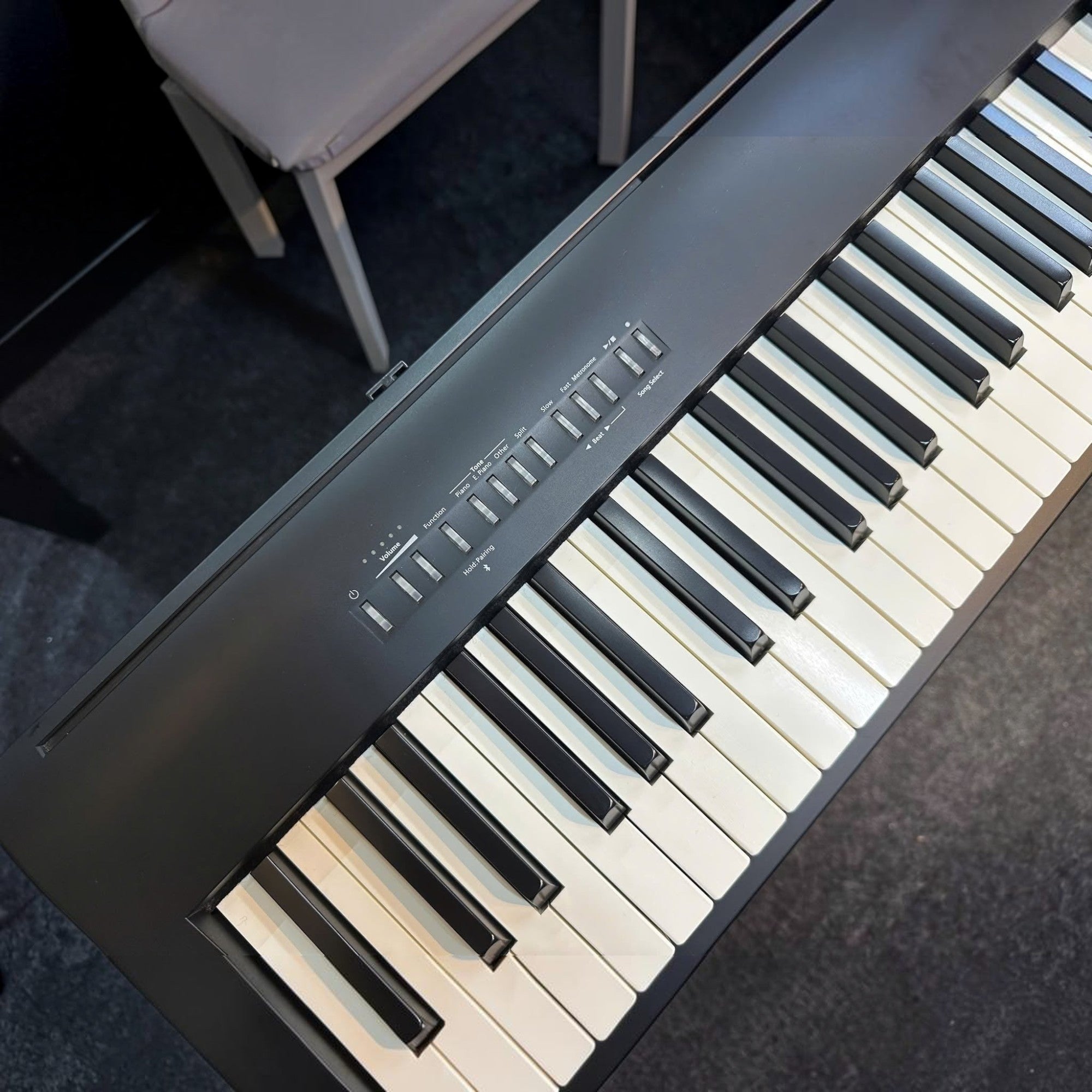 Đàn piano điện Roland FP-30X màu đen với bàn phím 88 phím búa PHA-4 tại showroom TÂN NHẠC CỤ