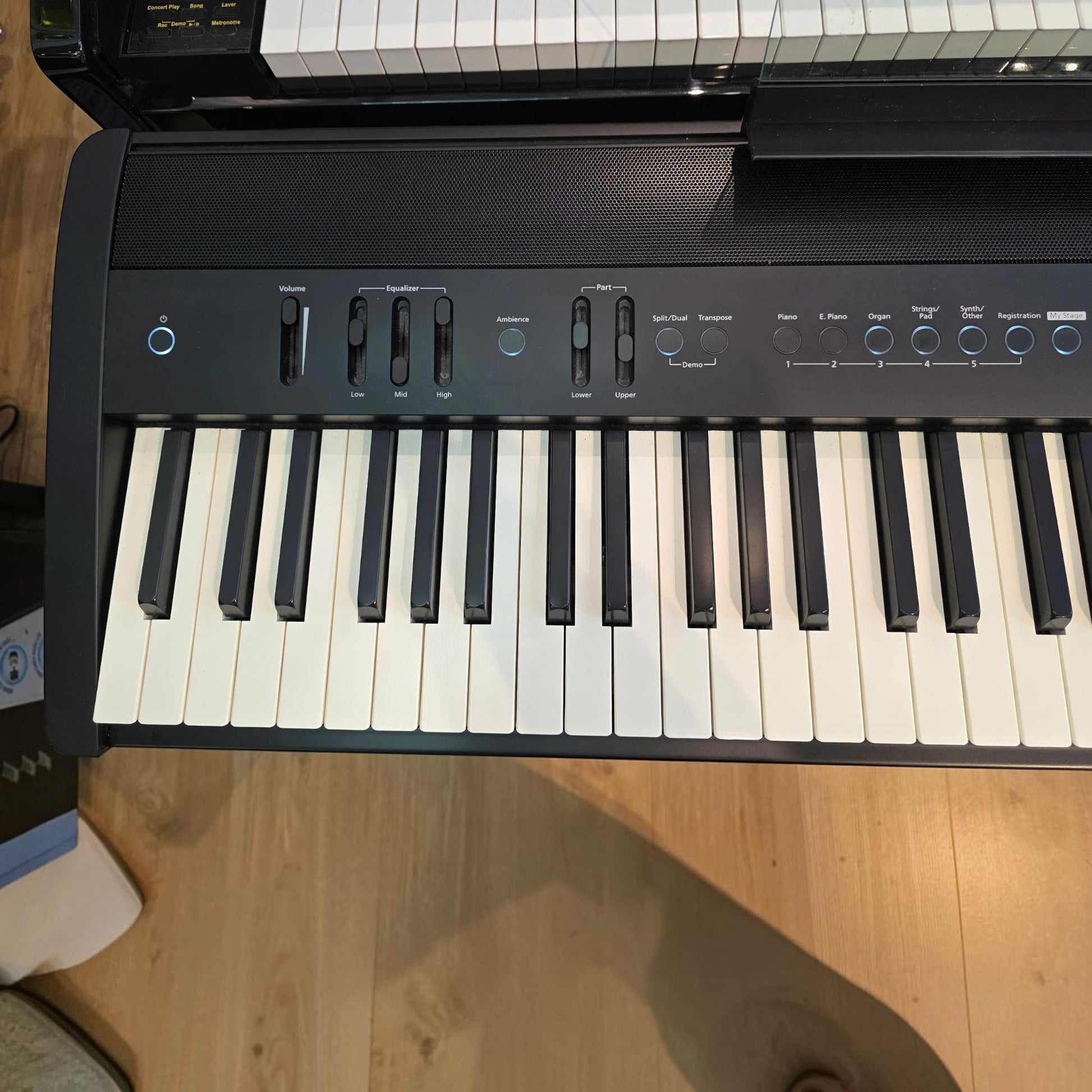 Bảng điều khiển đàn piano điện TÂN NHẠC CỤ Roland FP-60X với các nút bấm, thanh trượt EQ và màn hình LCD