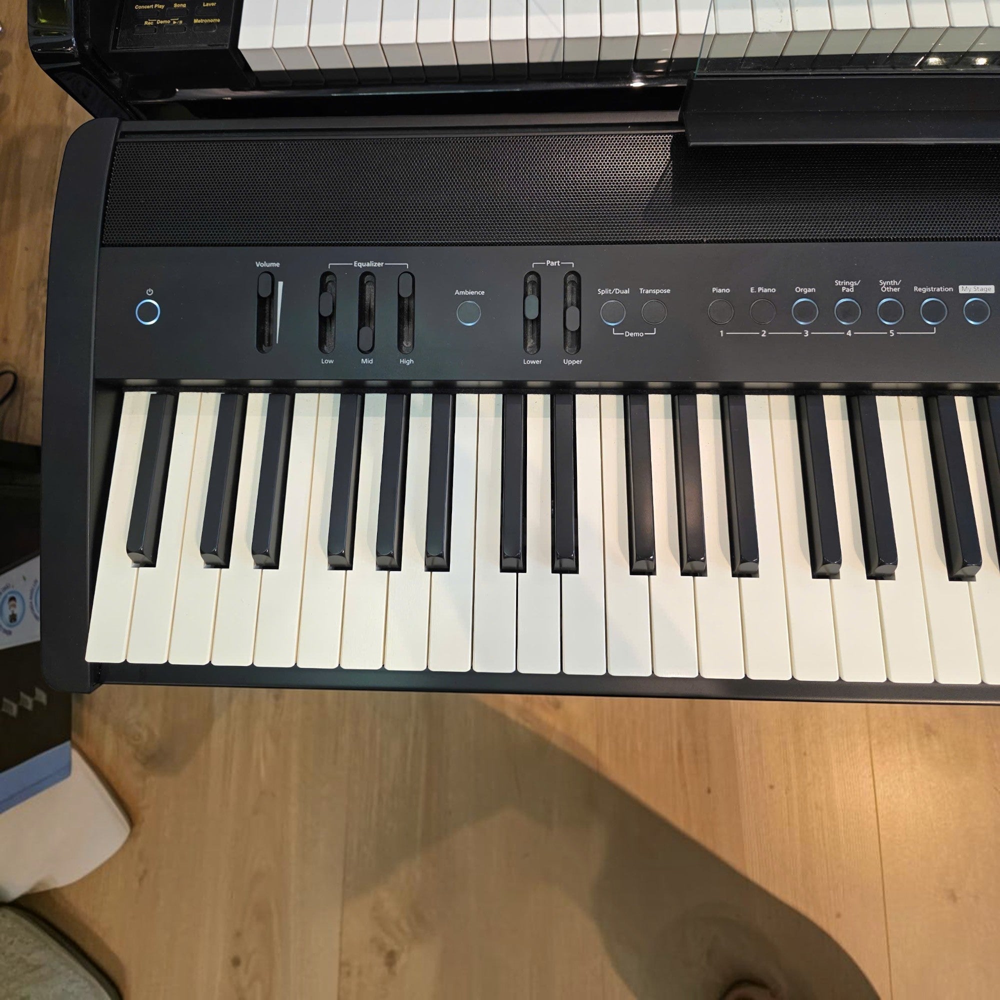 Bảng điều khiển đàn piano điện TÂN NHẠC CỤ Roland FP-60X với các nút bấm, thanh trượt EQ và màn hình LCD