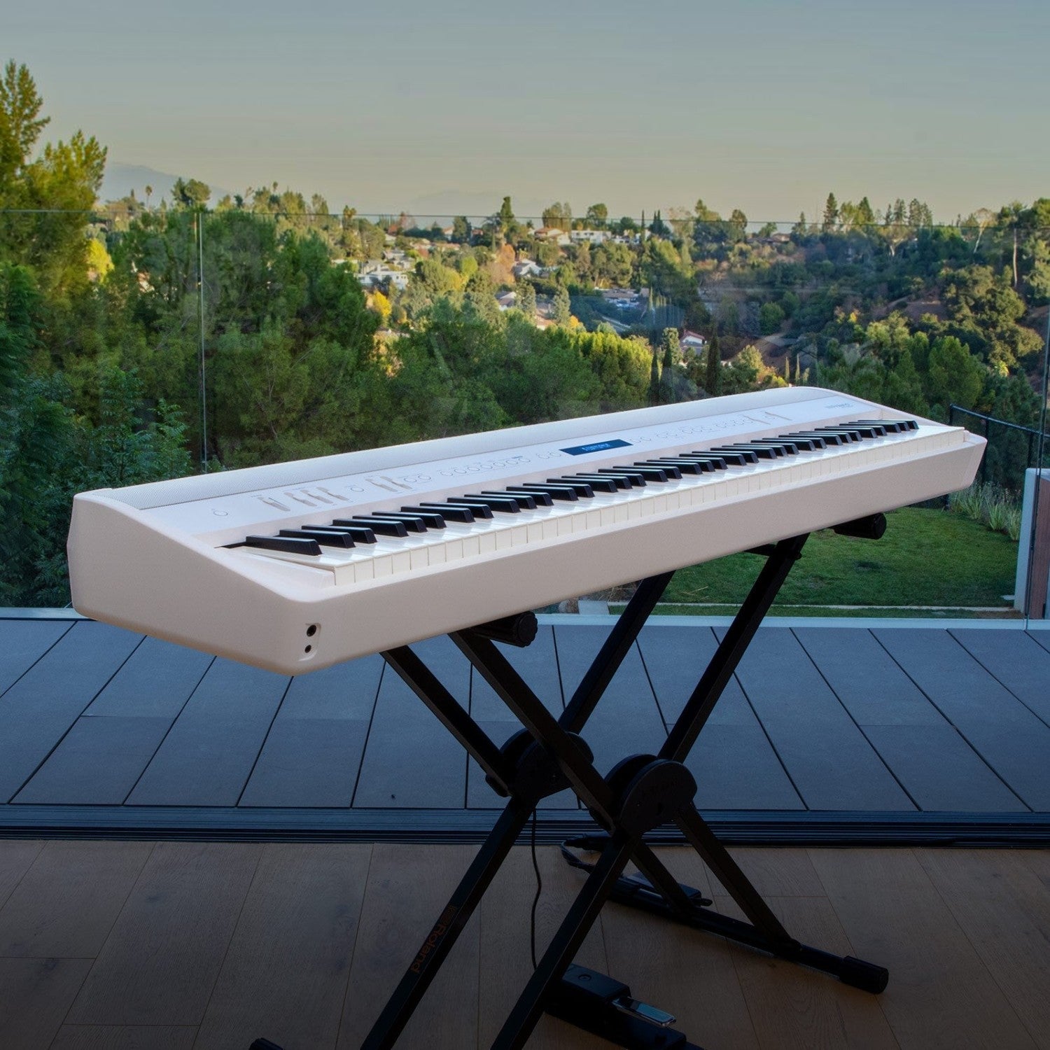 Đàn piano điện TÂN NHẠC CỤ Roland FP-90X màu trắng với bàn phím lai gỗ PHA-50 đặt trên chân đứng ngoài trời