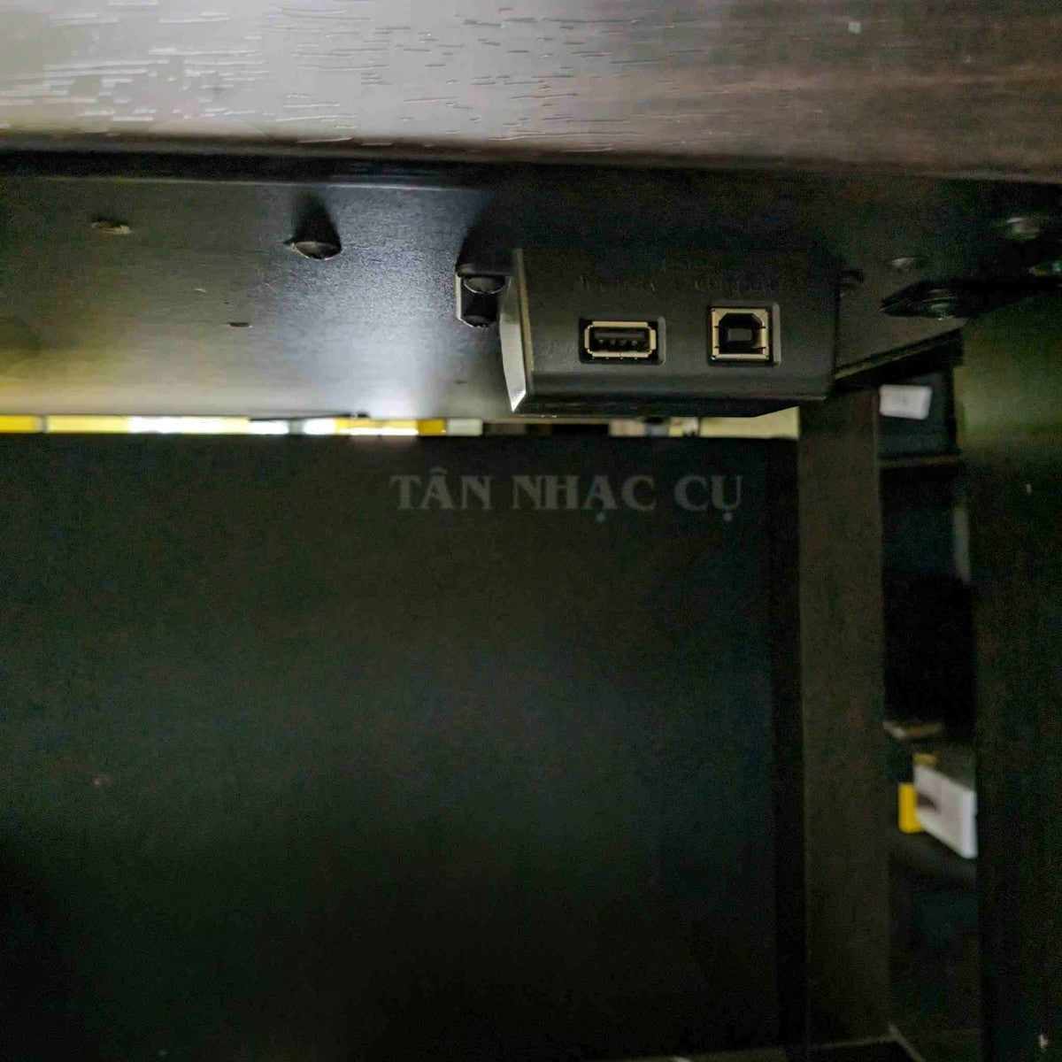 Cổng kết nối USB và MIDI trên đàn piano điện Roland HP-507 tại Tân Nhạc Cụ
