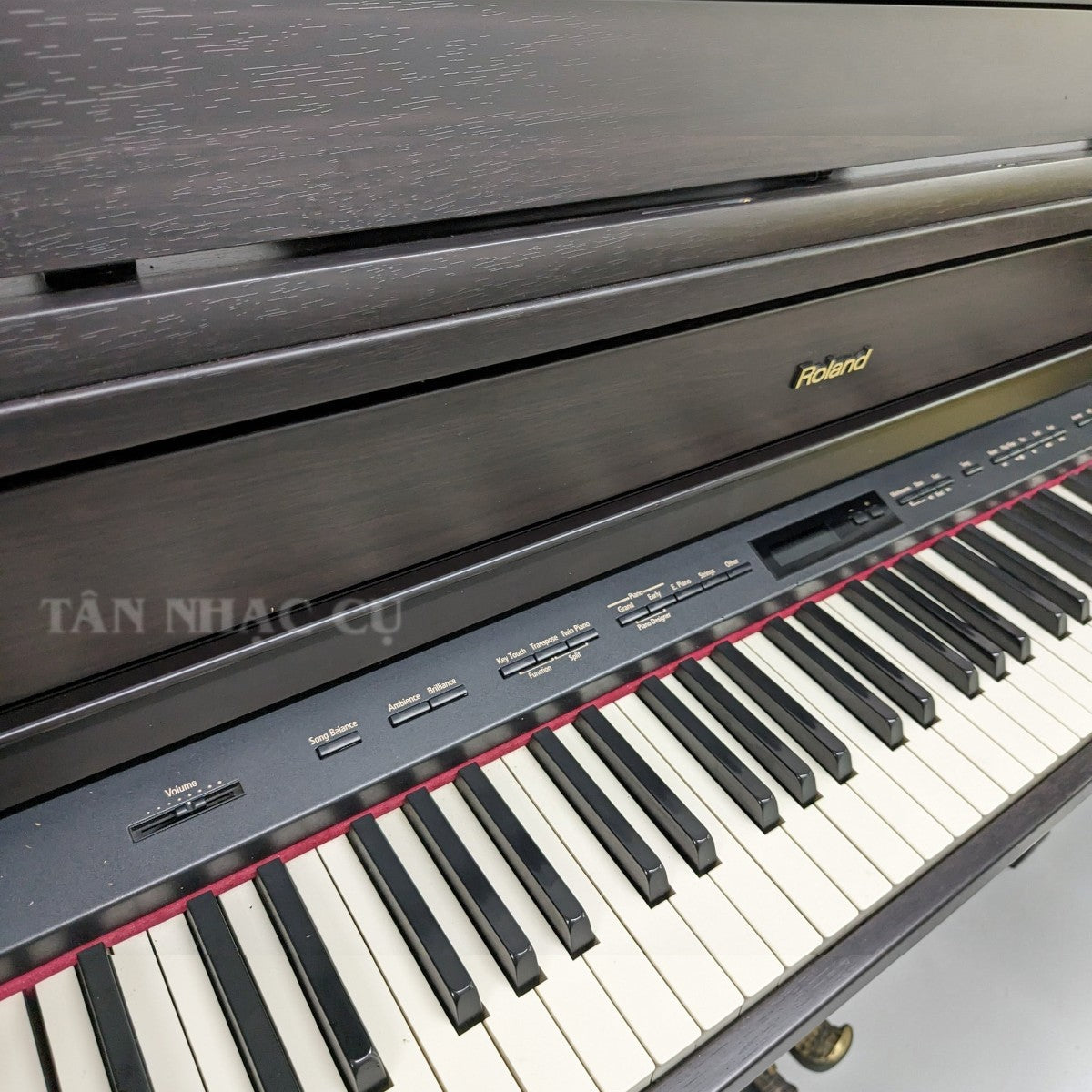 Đàn piano điện Roland HP-507 màu đen tại Tân Nhạc Cụ với bàn phím PHA III Ivory Feel và bảng điều khiển chi tiết