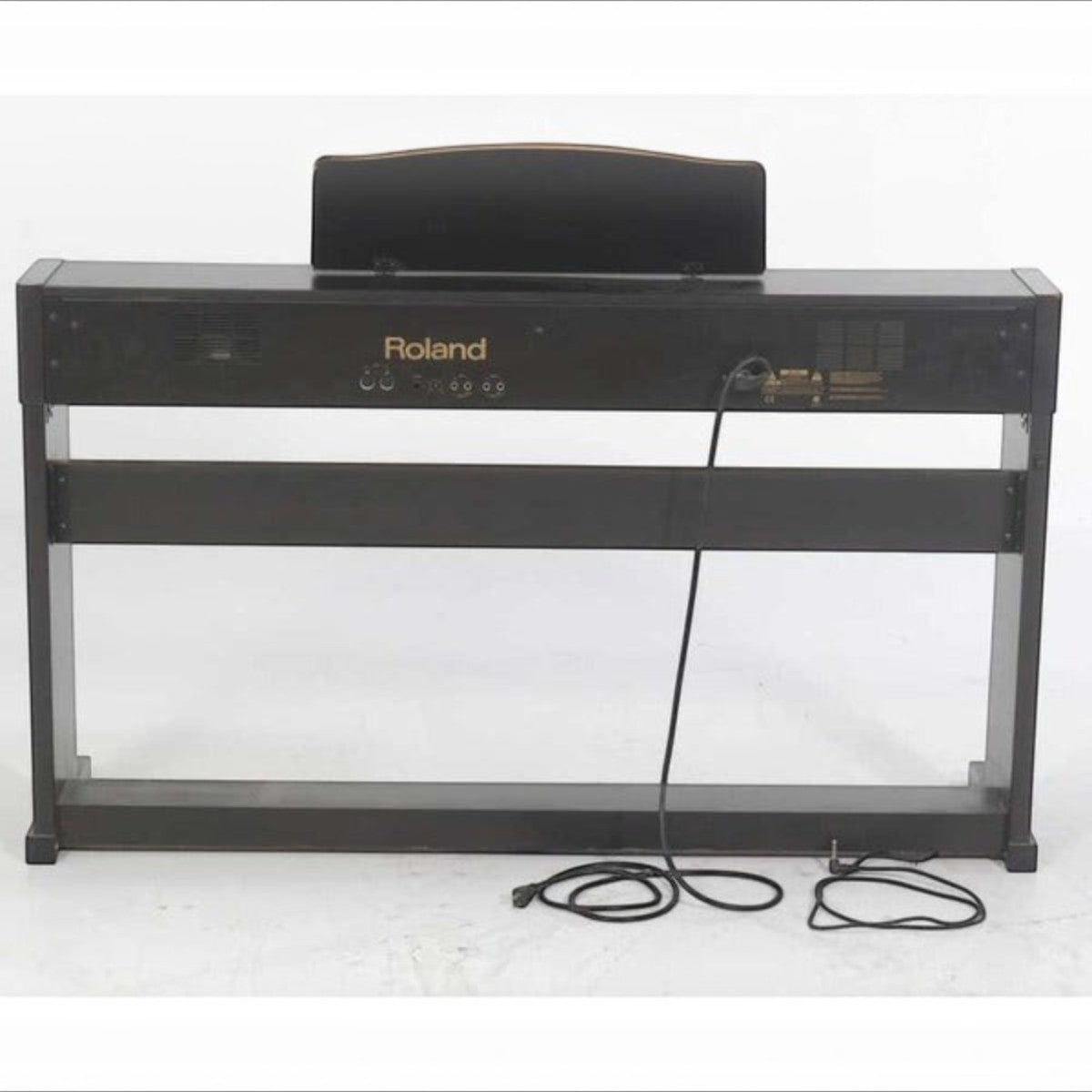 Mặt sau đàn piano điện TÂN NHẠC CỤ Roland HP-126 màu đen với các cổng kết nối MIDI và tai nghe