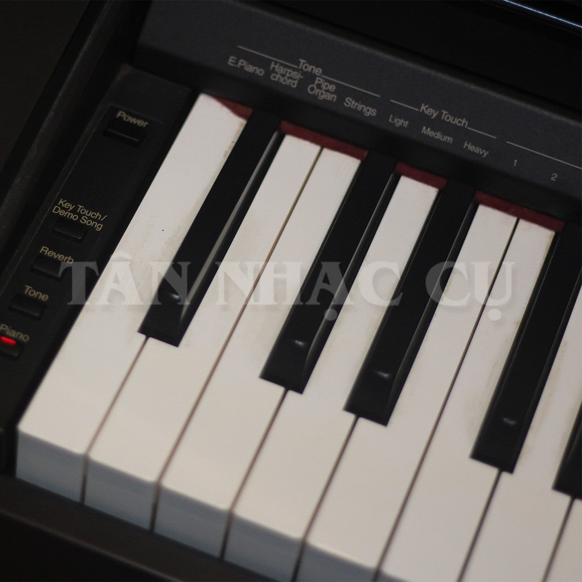 Bàn phím búa 88 phím của đàn piano điện TÂN NHẠC CỤ Roland HP147 với các nút điều chỉnh tiếng và độ nặng phím
