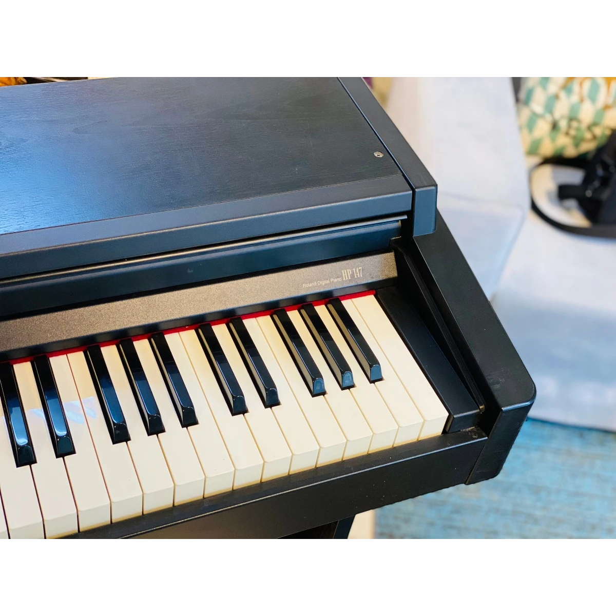 Đàn piano điện TÂN NHẠC CỤ Roland HP147 màu đen với bàn phím búa 88 phím thiết kế dáng tủ sang trọng